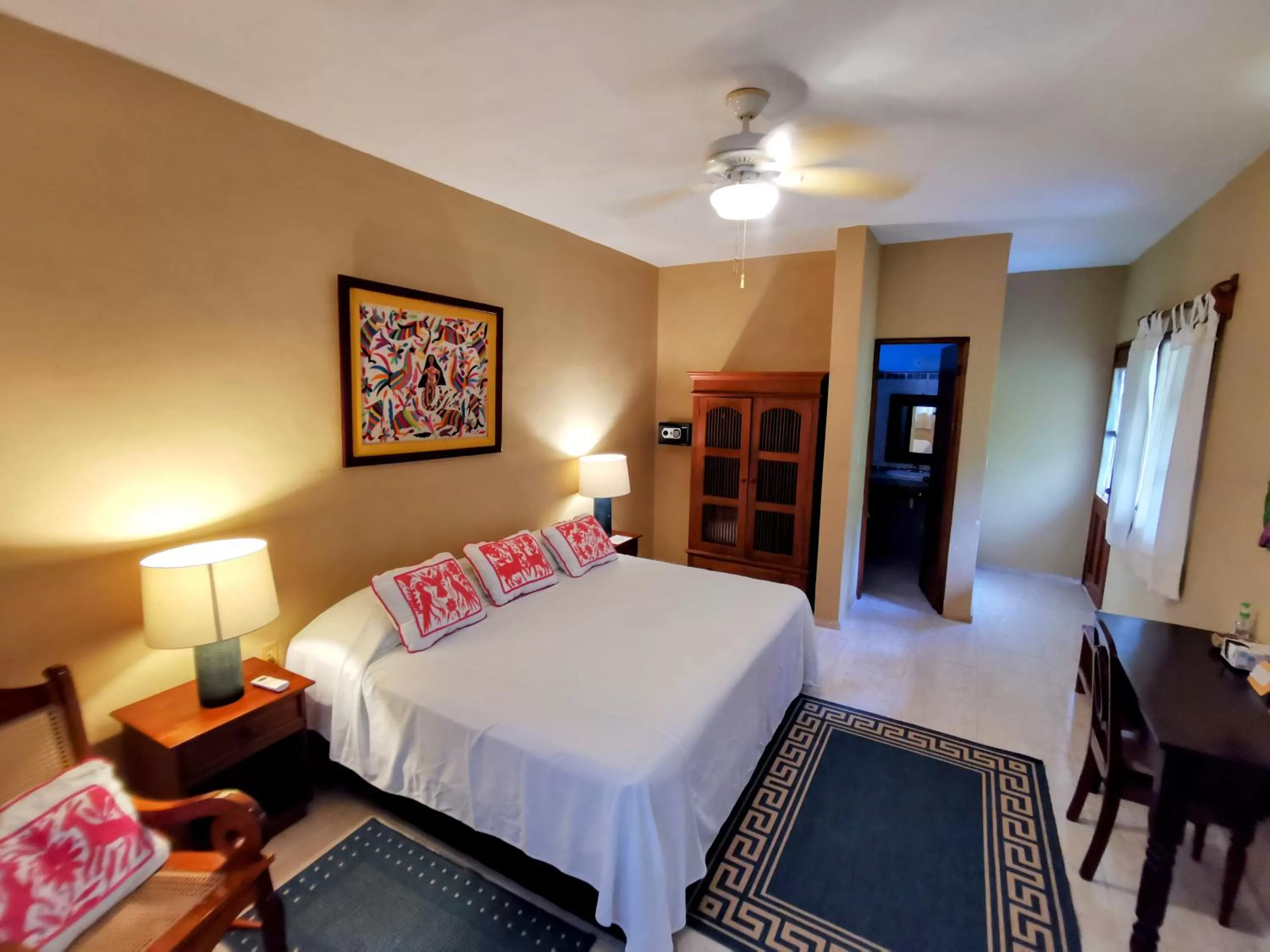 Photo of the whole room, Bed in Casa Quetzal Hotel