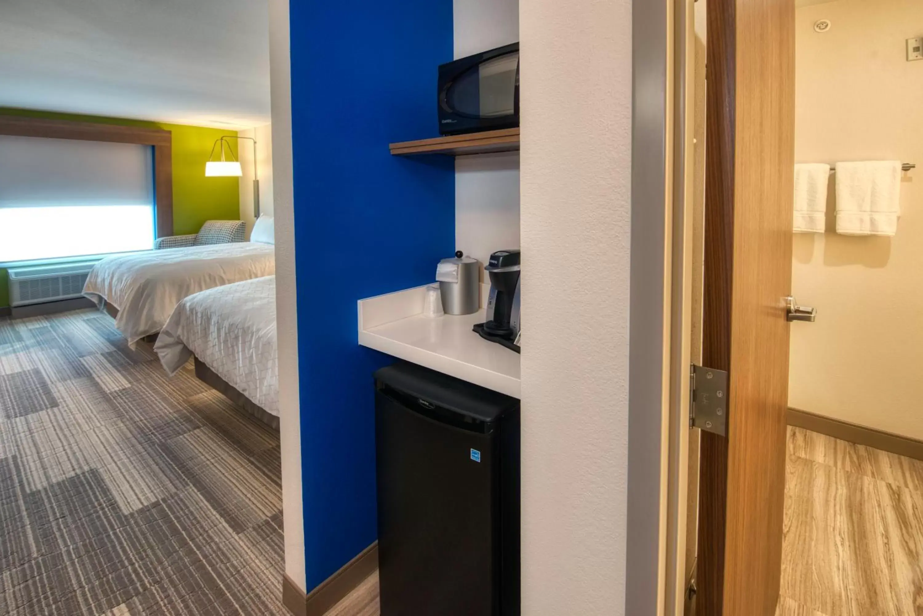 Bedroom, Bed in Holiday Inn Express & Suites - Omaha Downtown - Airport, an IHG Hotel