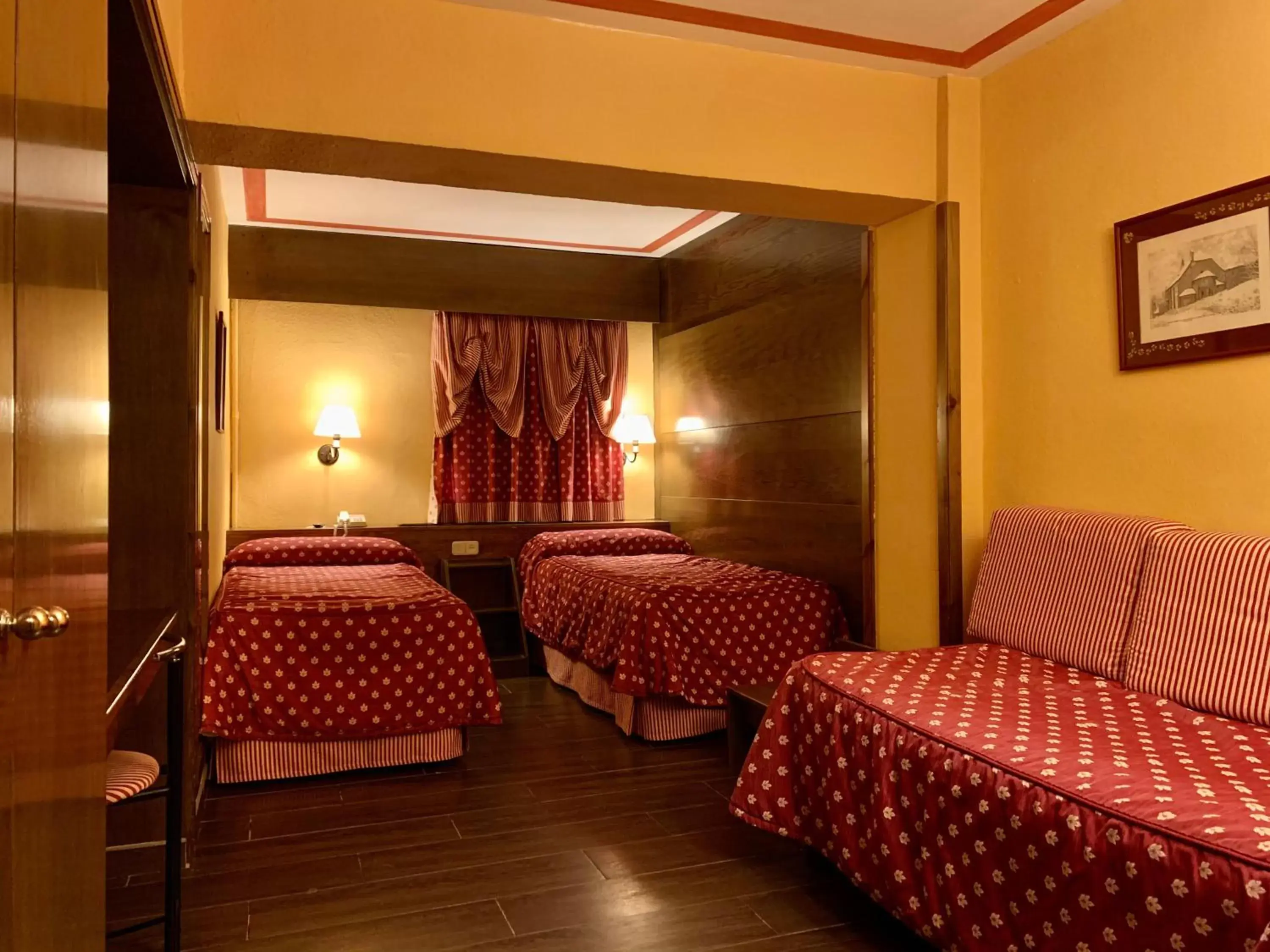 Bedroom, Bed in Hotel Aran La Abuela
