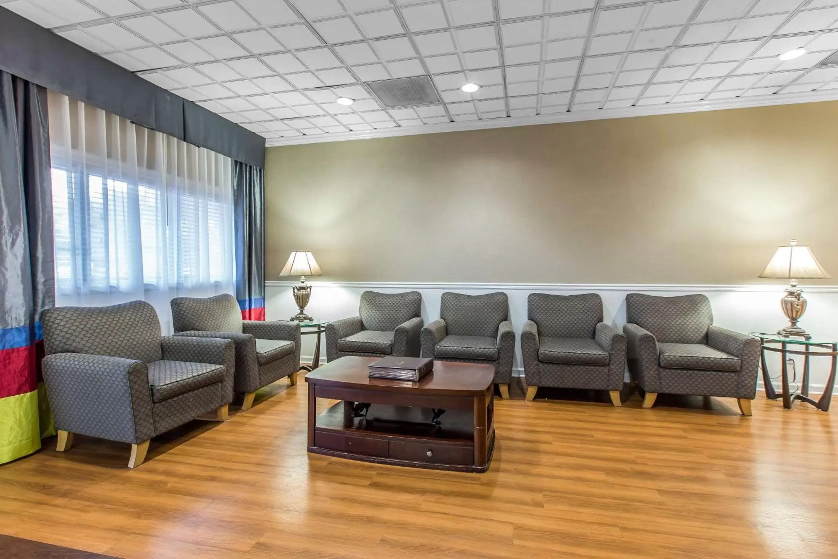 Lobby or reception, Seating Area in Quality Inn Midtown Savannah