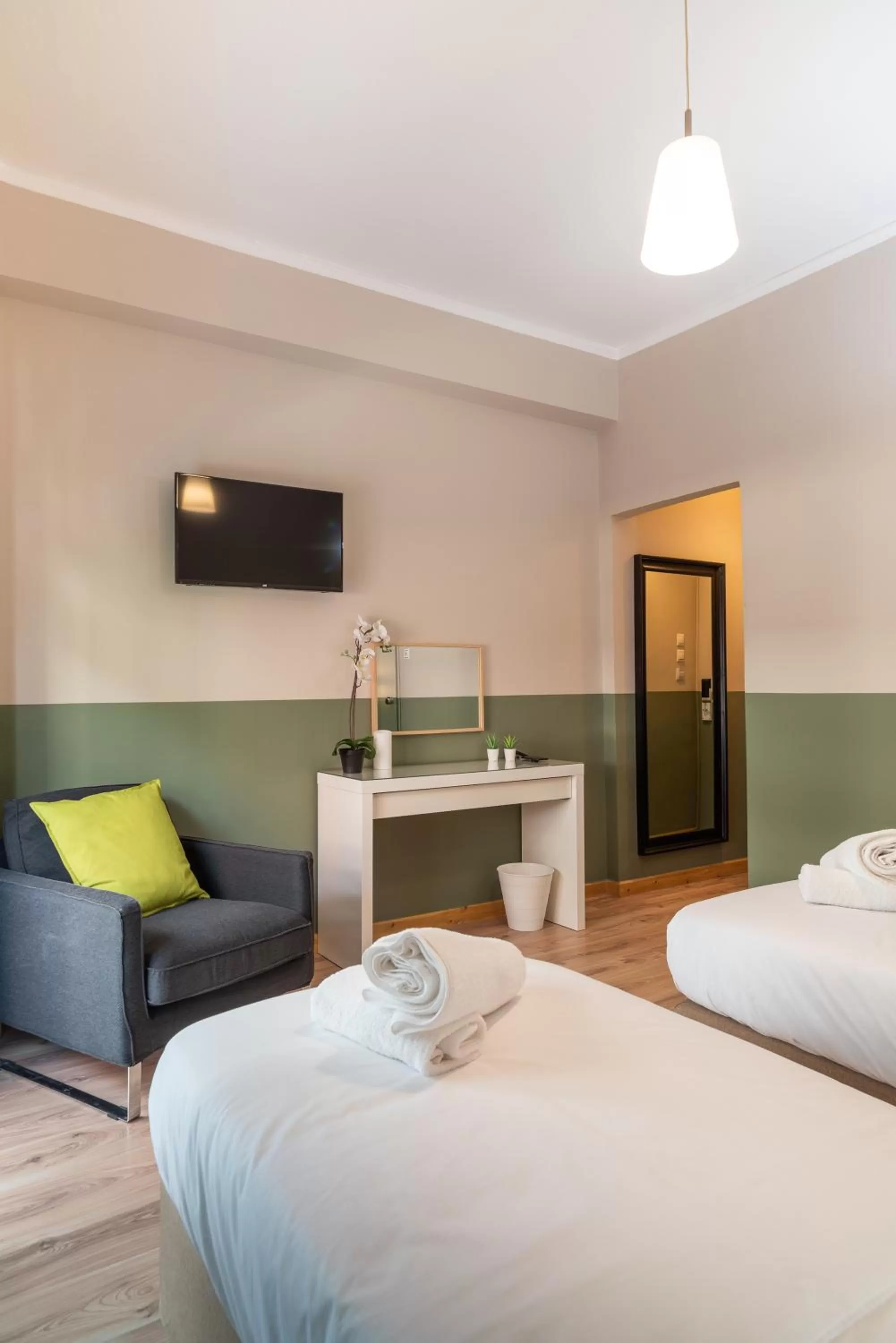 Photo of the whole room, Bed in HOTEL_TIER