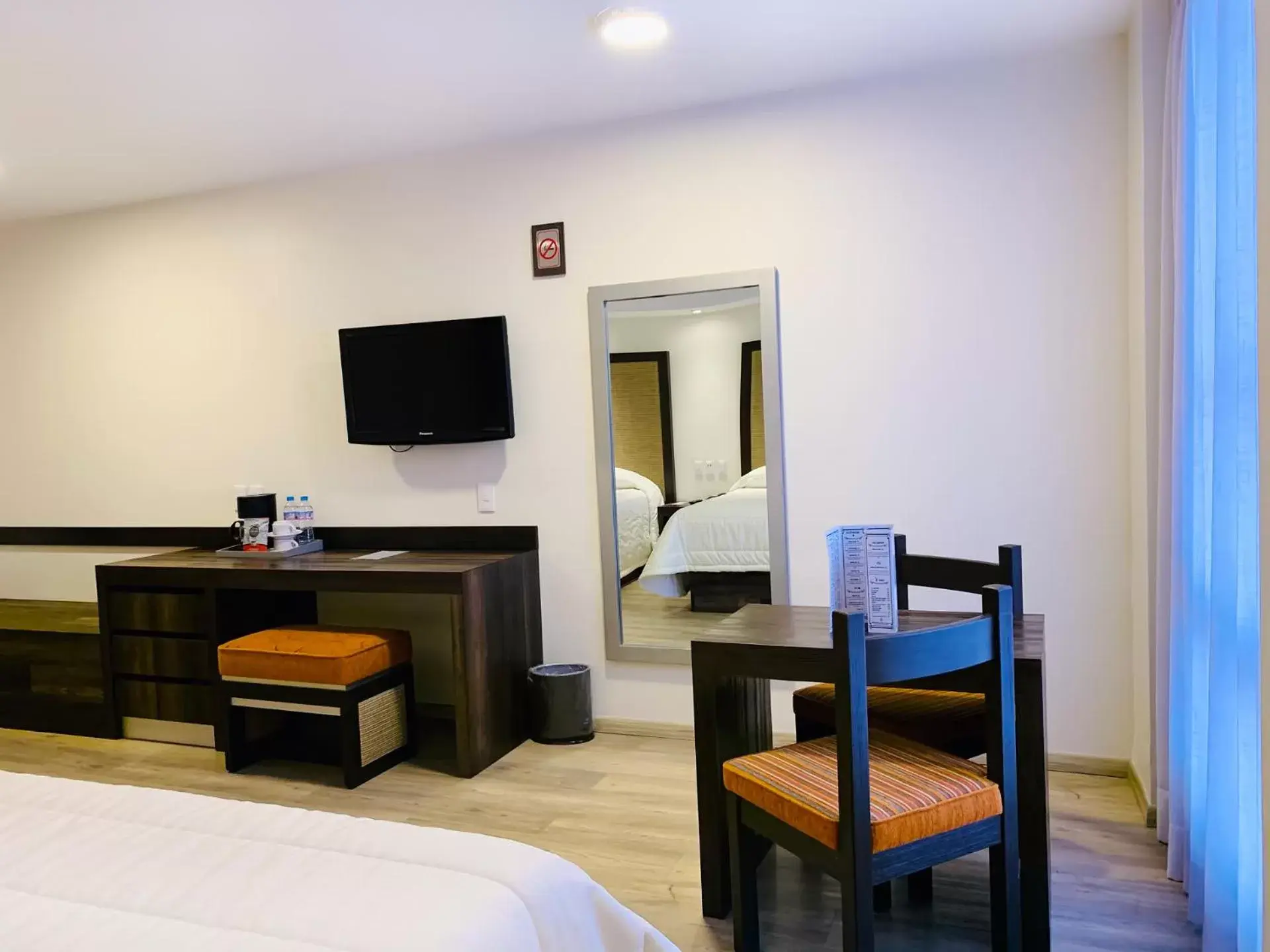room service, TV/Entertainment Center in Hotel Lepanto Reforma