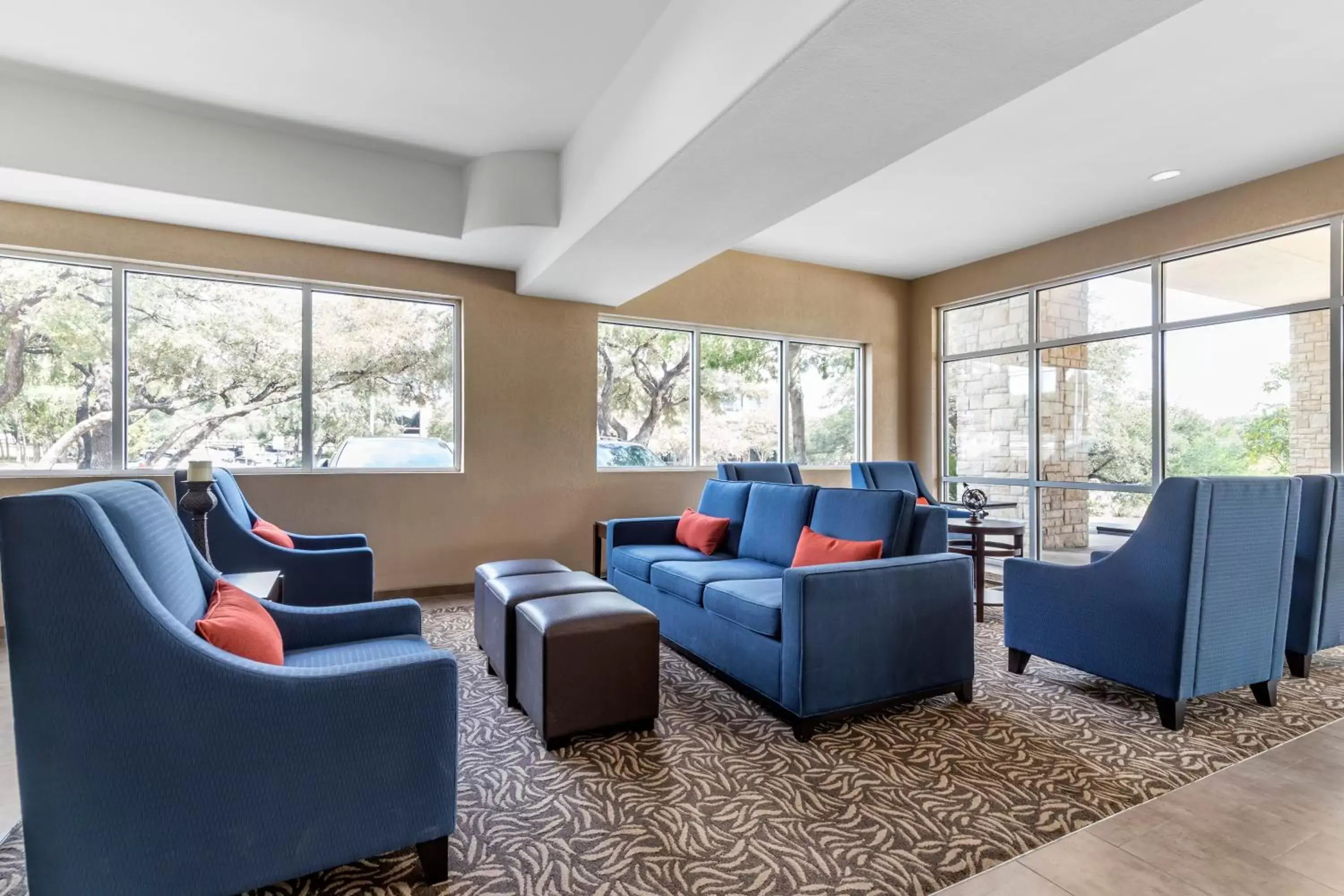 Communal lounge/ TV room, Seating Area in Comfort Suites Medical Center Near Six Flags