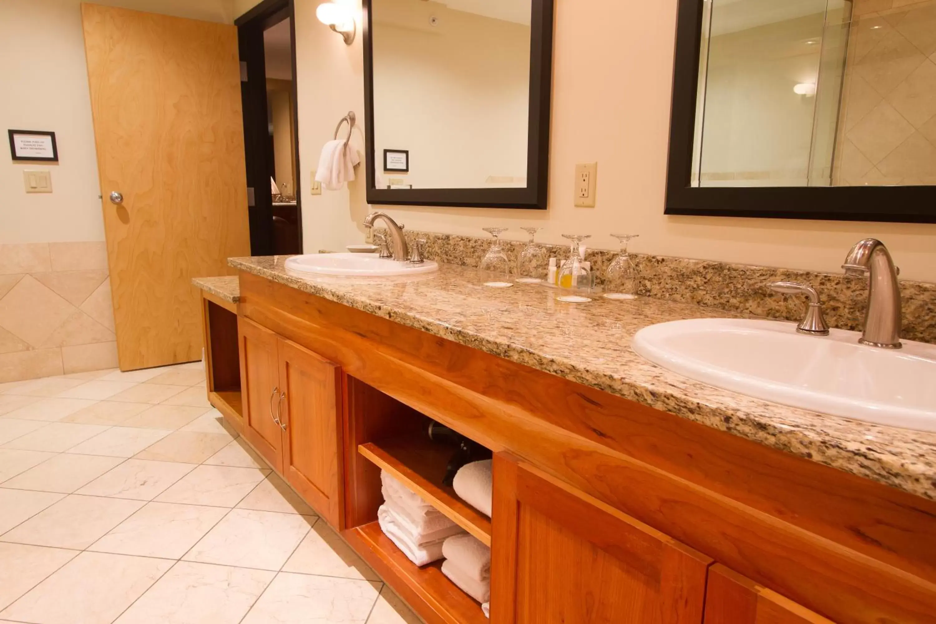 Bathroom in Mirabeau Park Hotel