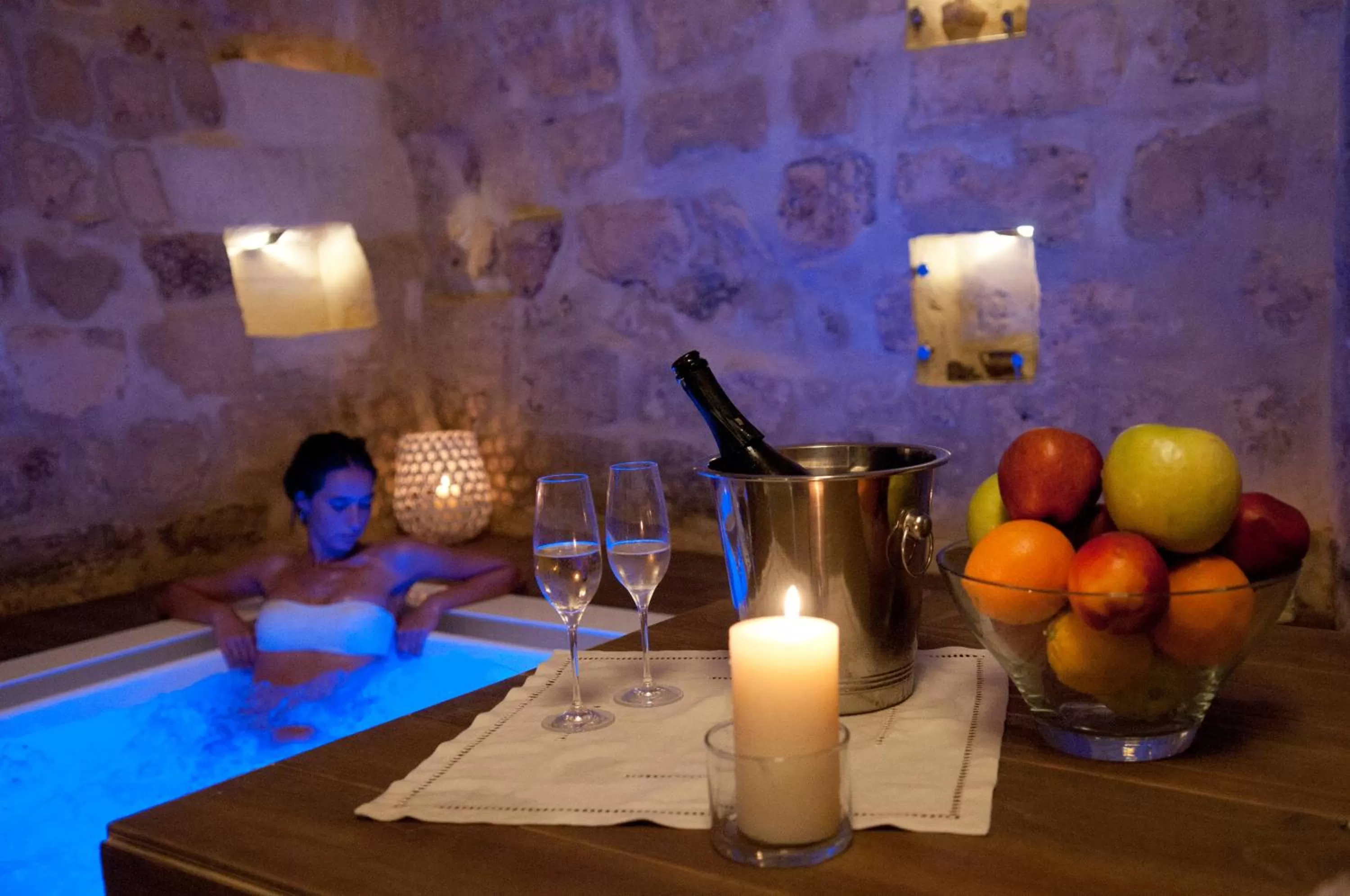 Swimming pool, Drinks in Mata Suite