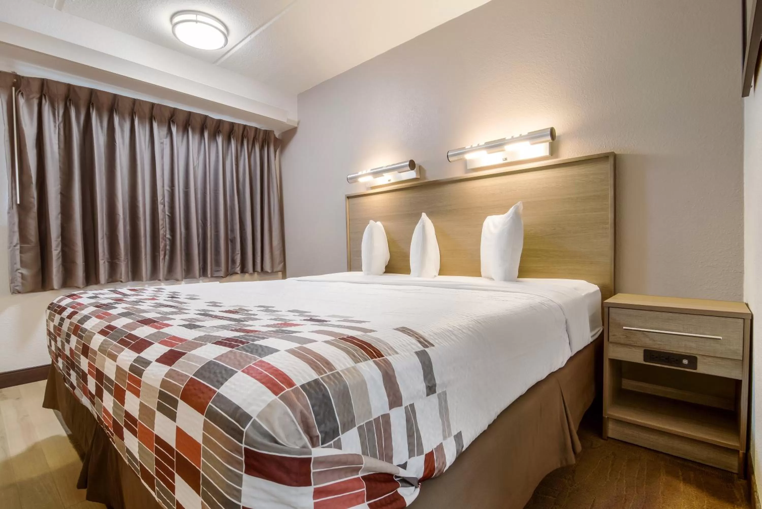 Photo of the whole room, Bed in Red Roof Inn Detroit - Farmington Hills