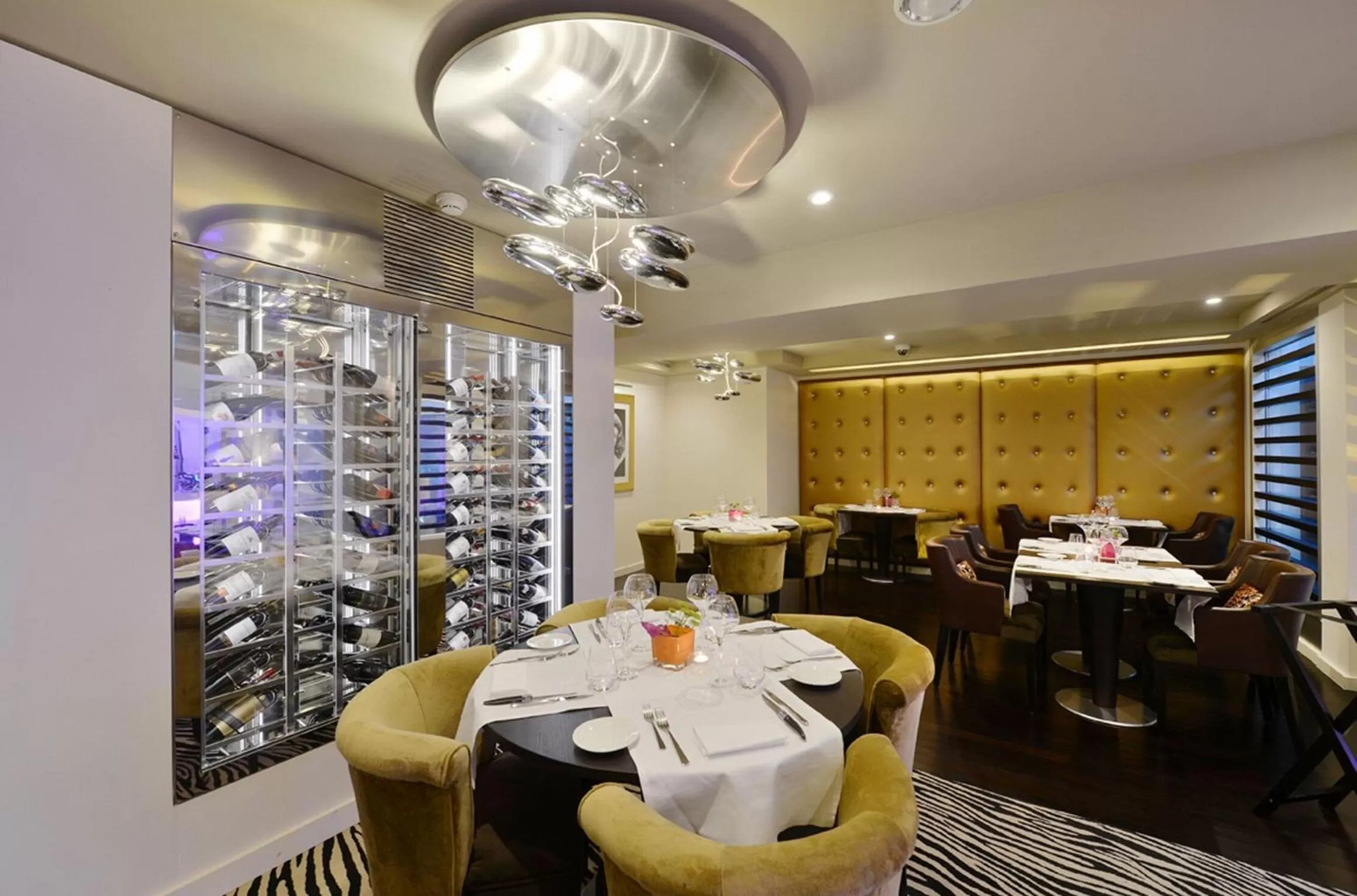 Restaurant/places to eat in N’vY Manotel