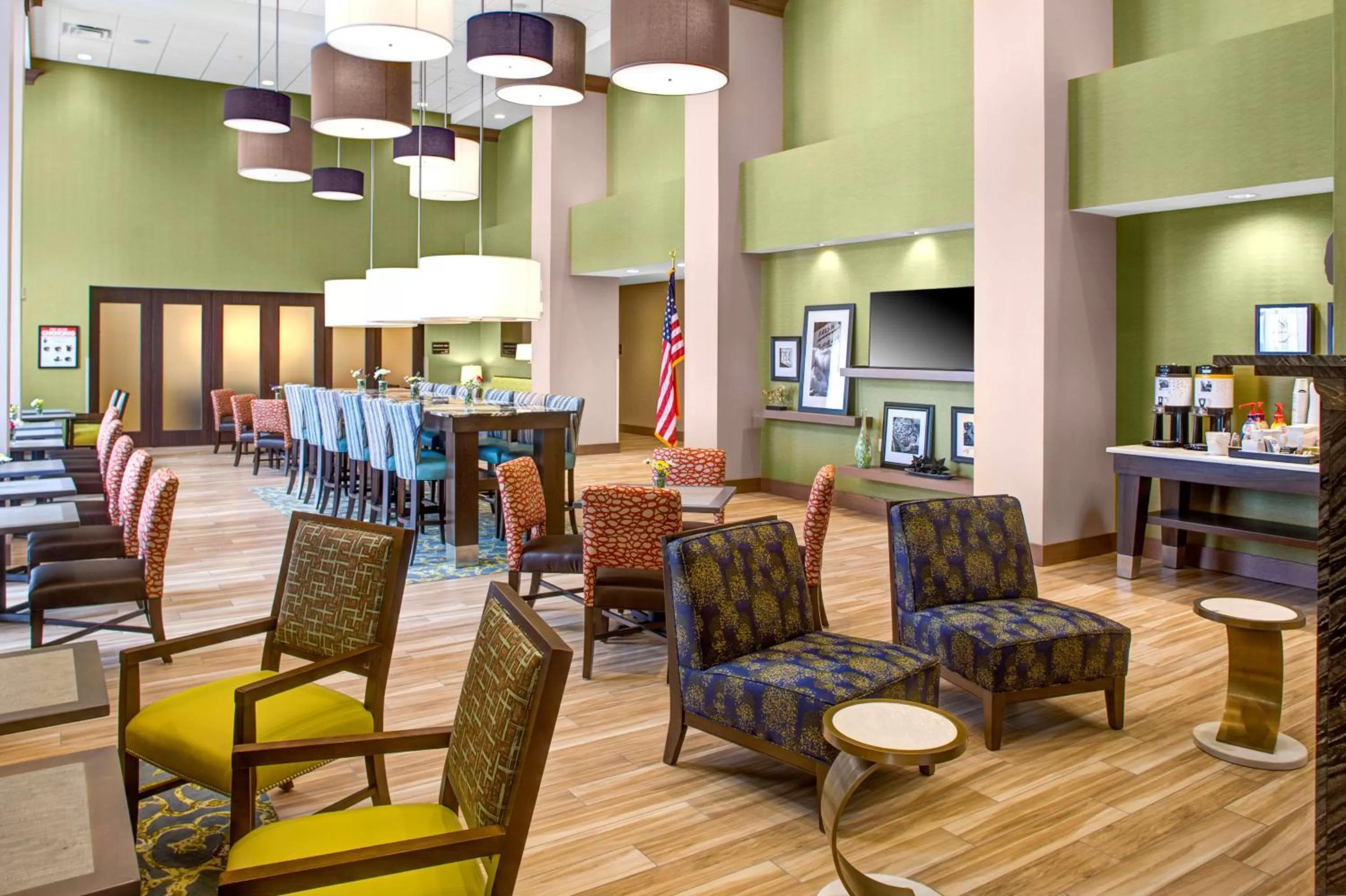 Dining area in Hampton Inn & Suites Syracuse North Airport Area