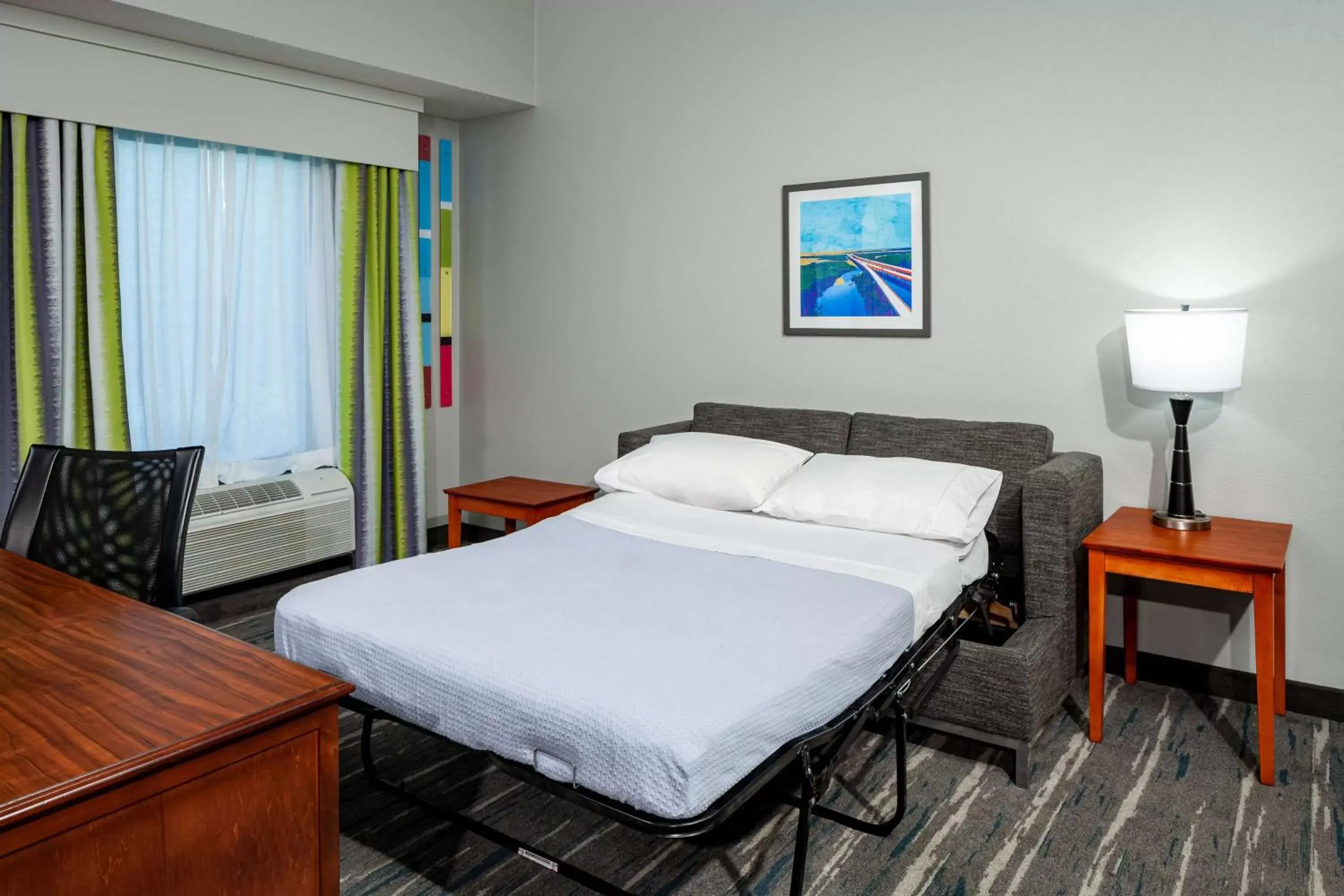 Living room, Bed in Hampton Inn & Suites Mobile I-65@ Airport Boulevard