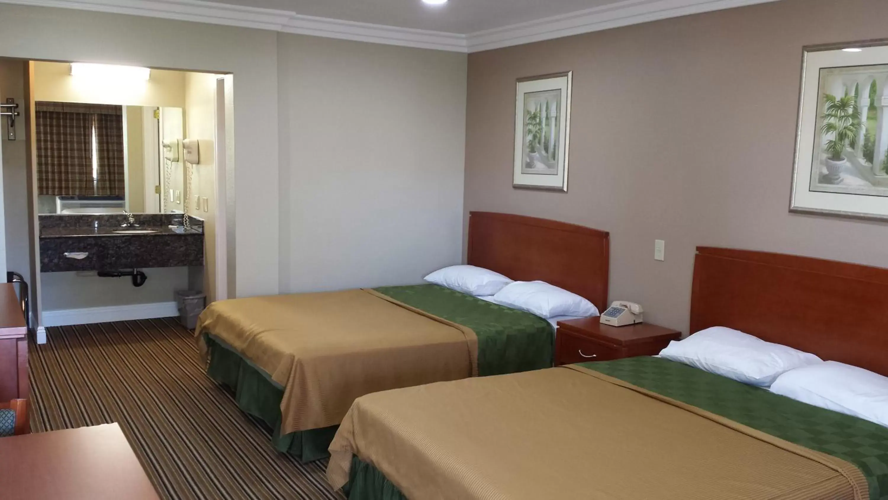 Photo of the whole room, Bed in Regency Inn Photo of the whole room, Bed in Regency Inn
