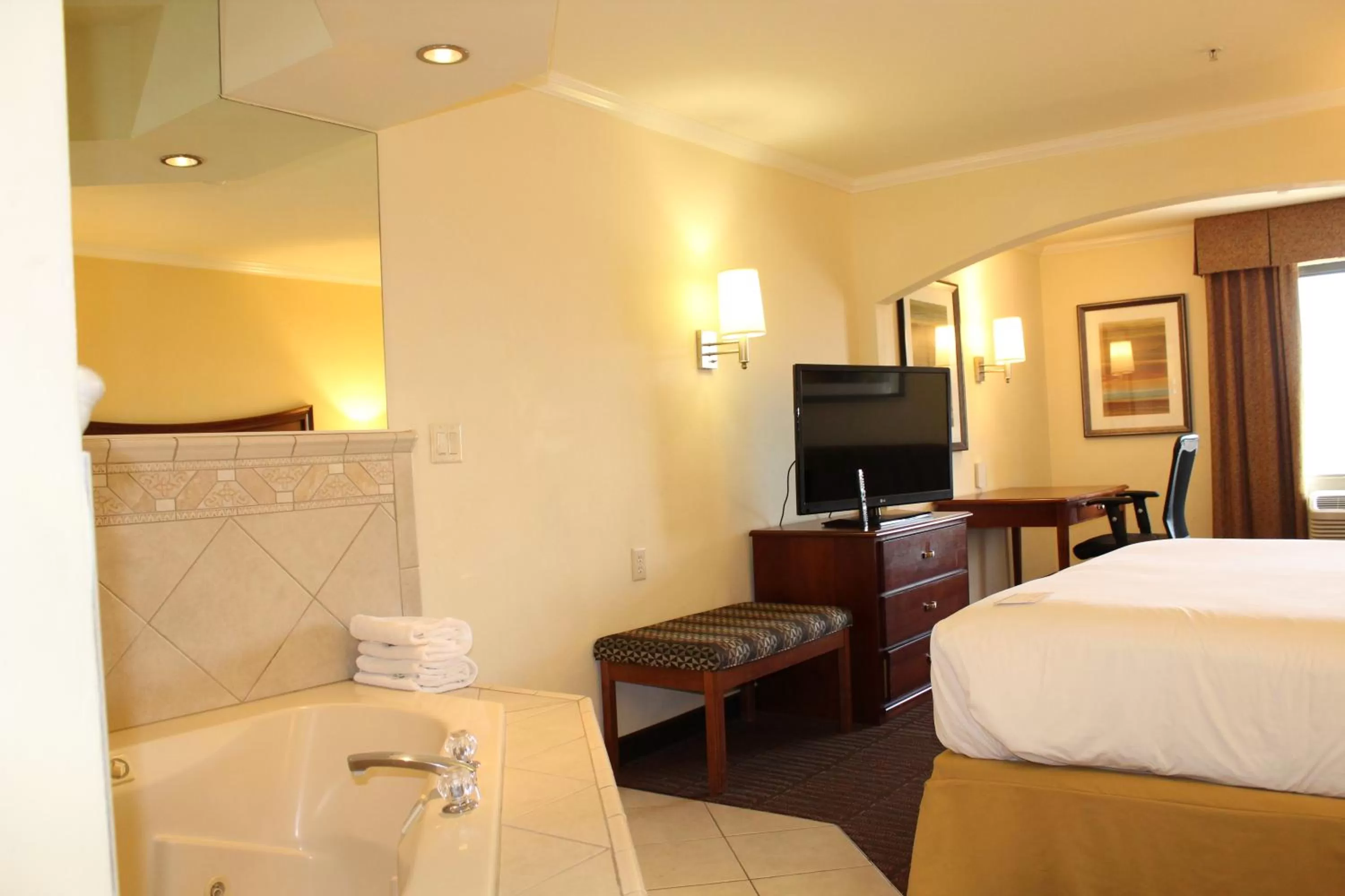 Bed in Holiday Inn Express Hotel & Suites Tucson Mall by IHG