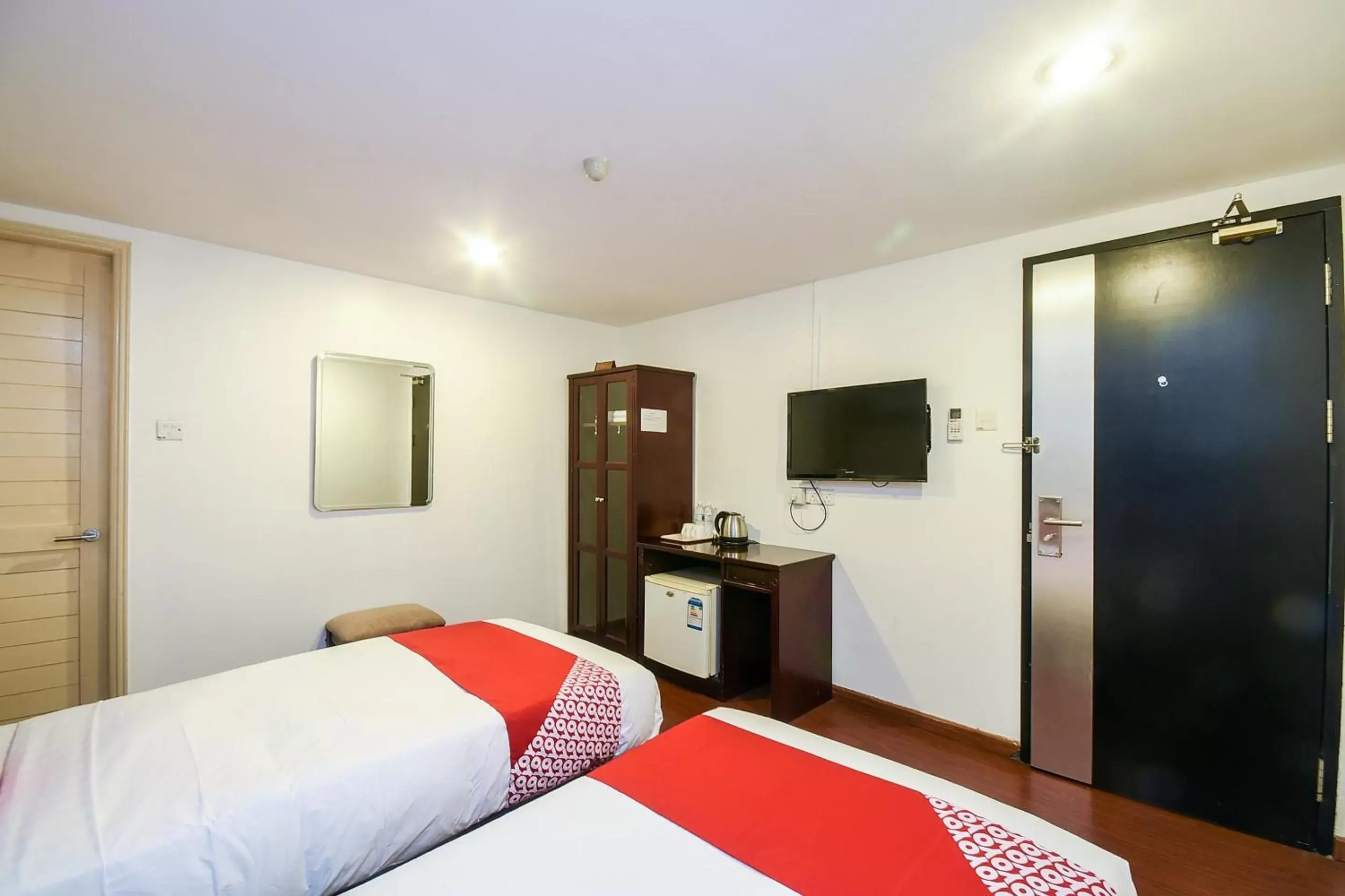 Bedroom, TV/Entertainment Center in Super OYO 976 Dragon Inn
