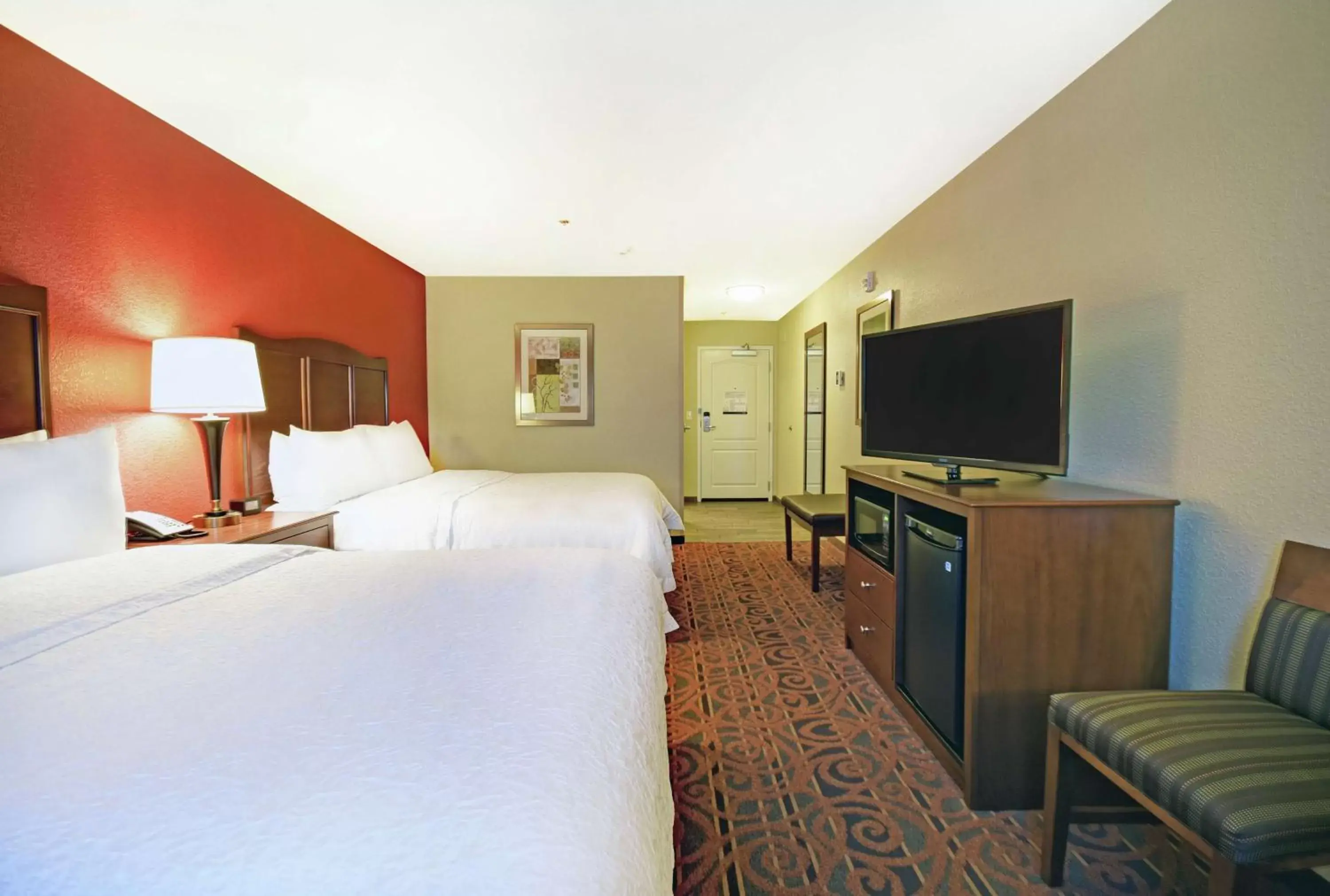 Bedroom, TV/Entertainment Center in Hampton Inn & Suites Milwaukee/Franklin