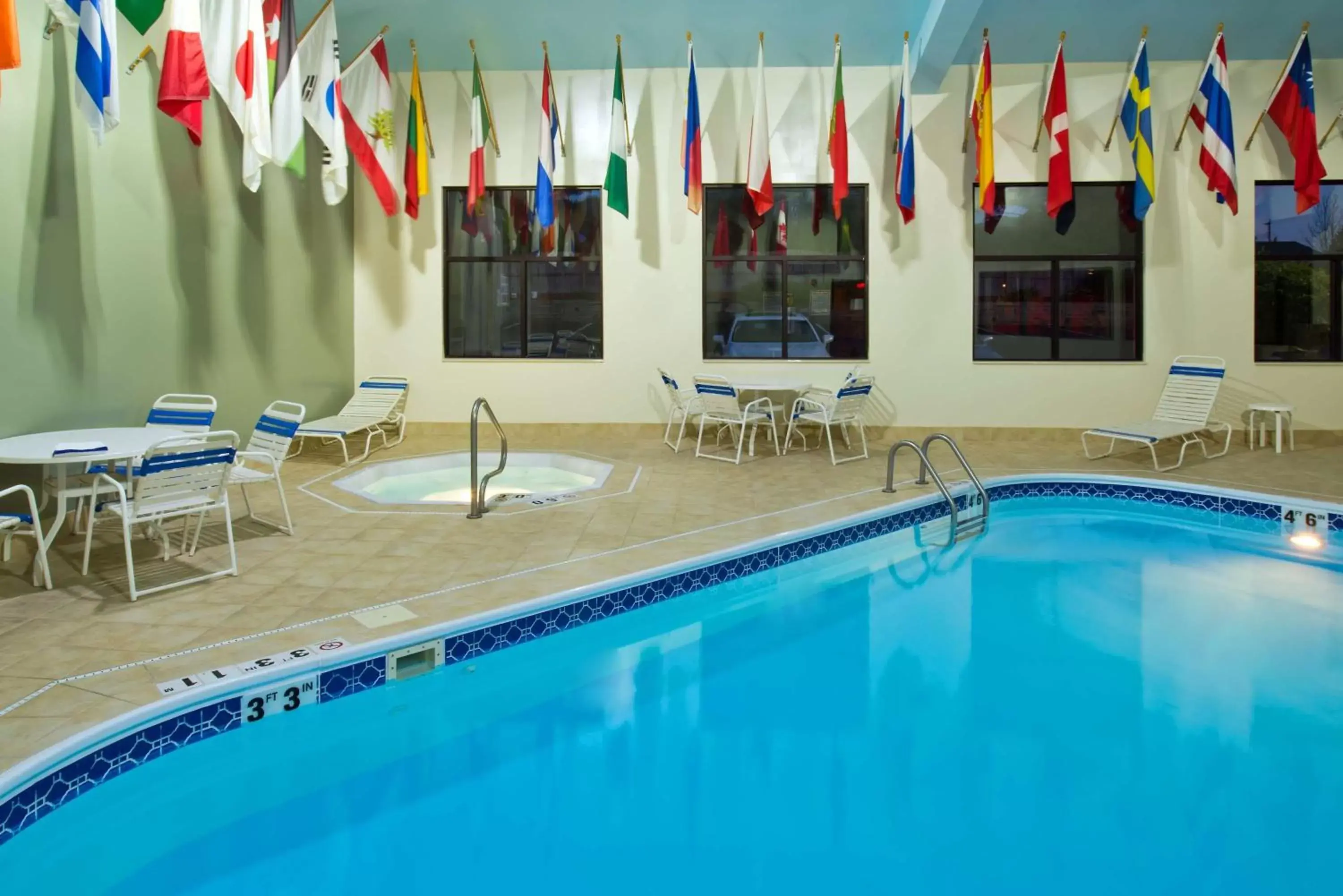 Hot Tub, Swimming Pool in Radisson Hotel & Conference Center Rockford