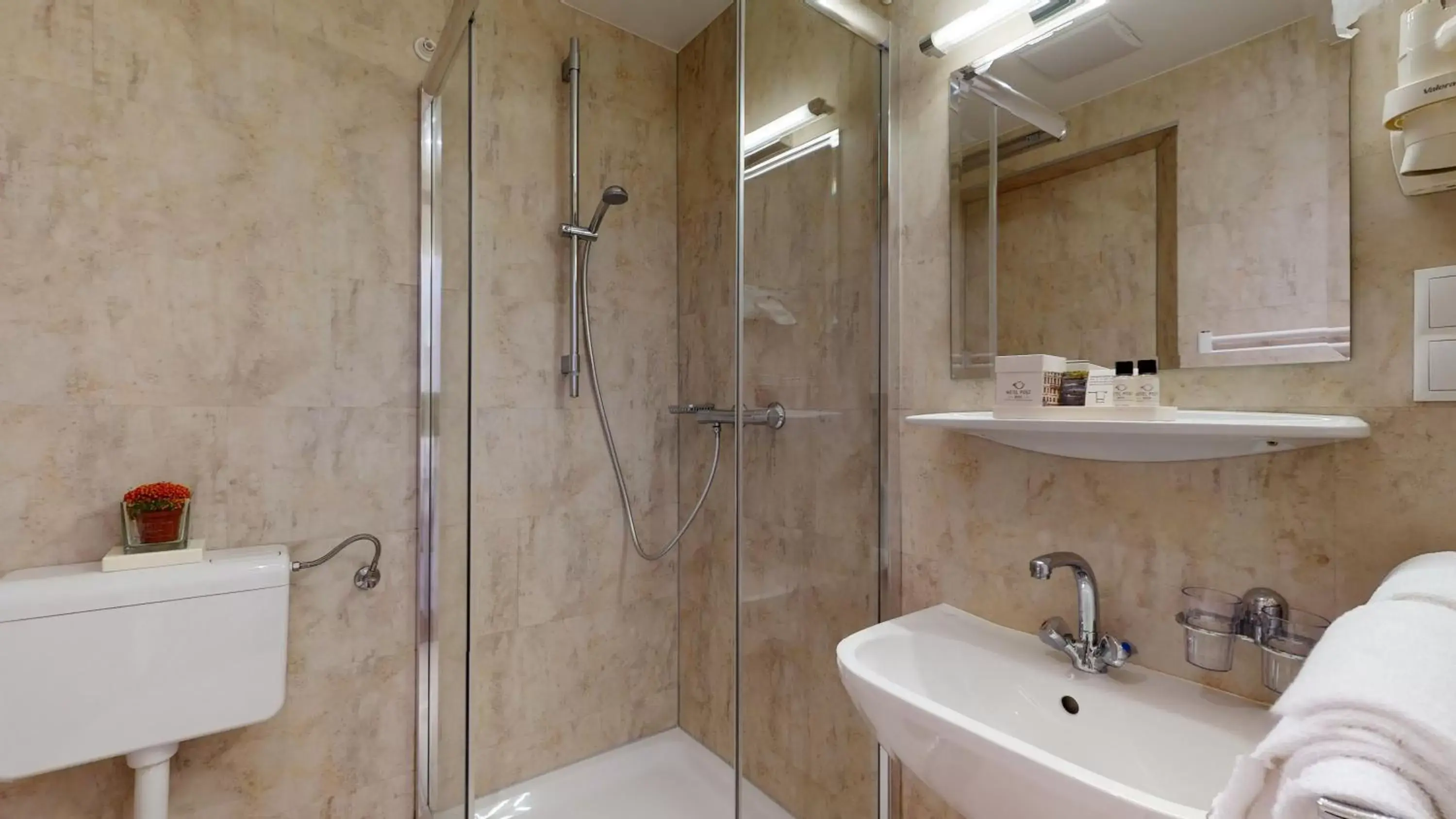 Small Double Room in Hotel Post Wien Small Double Room in Hotel Post Wien