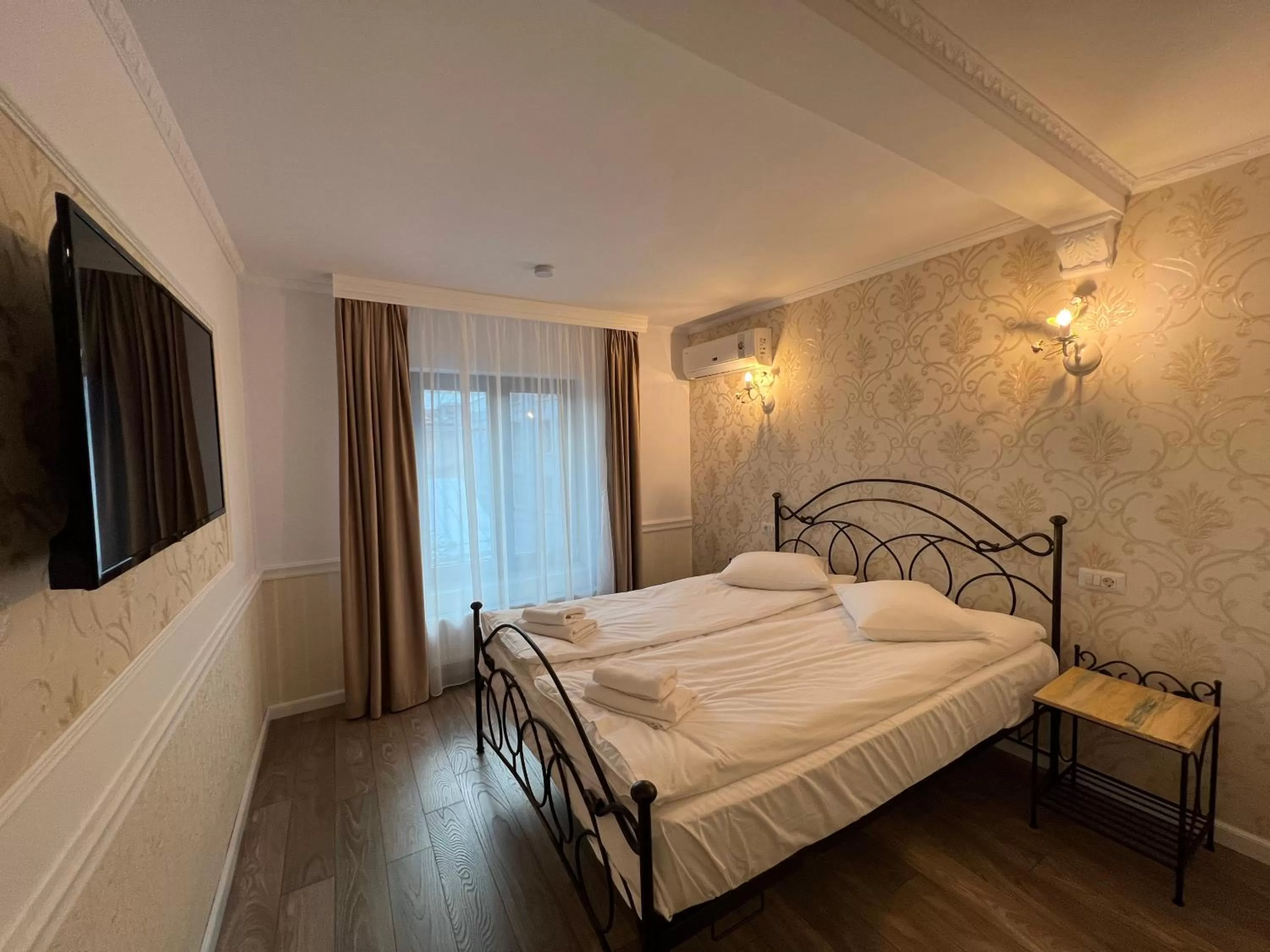 Bed in Hotel Boutique Cathedral Plaza Residences room for rent downtown