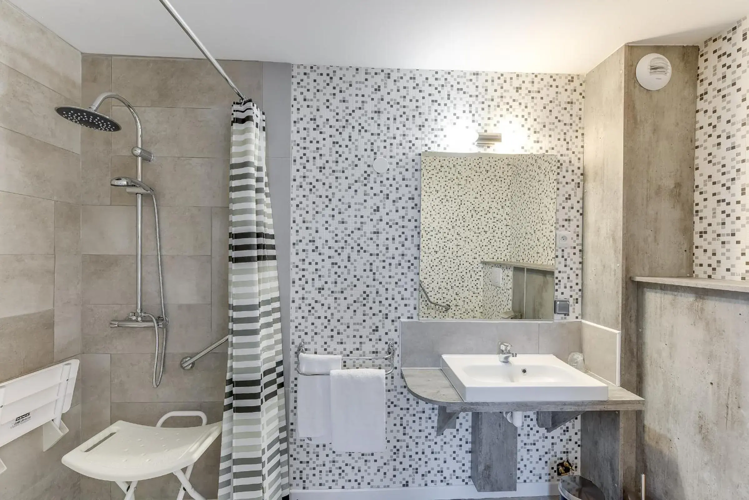 Shower, Bathroom in The Originals Access, Hotel Thouars