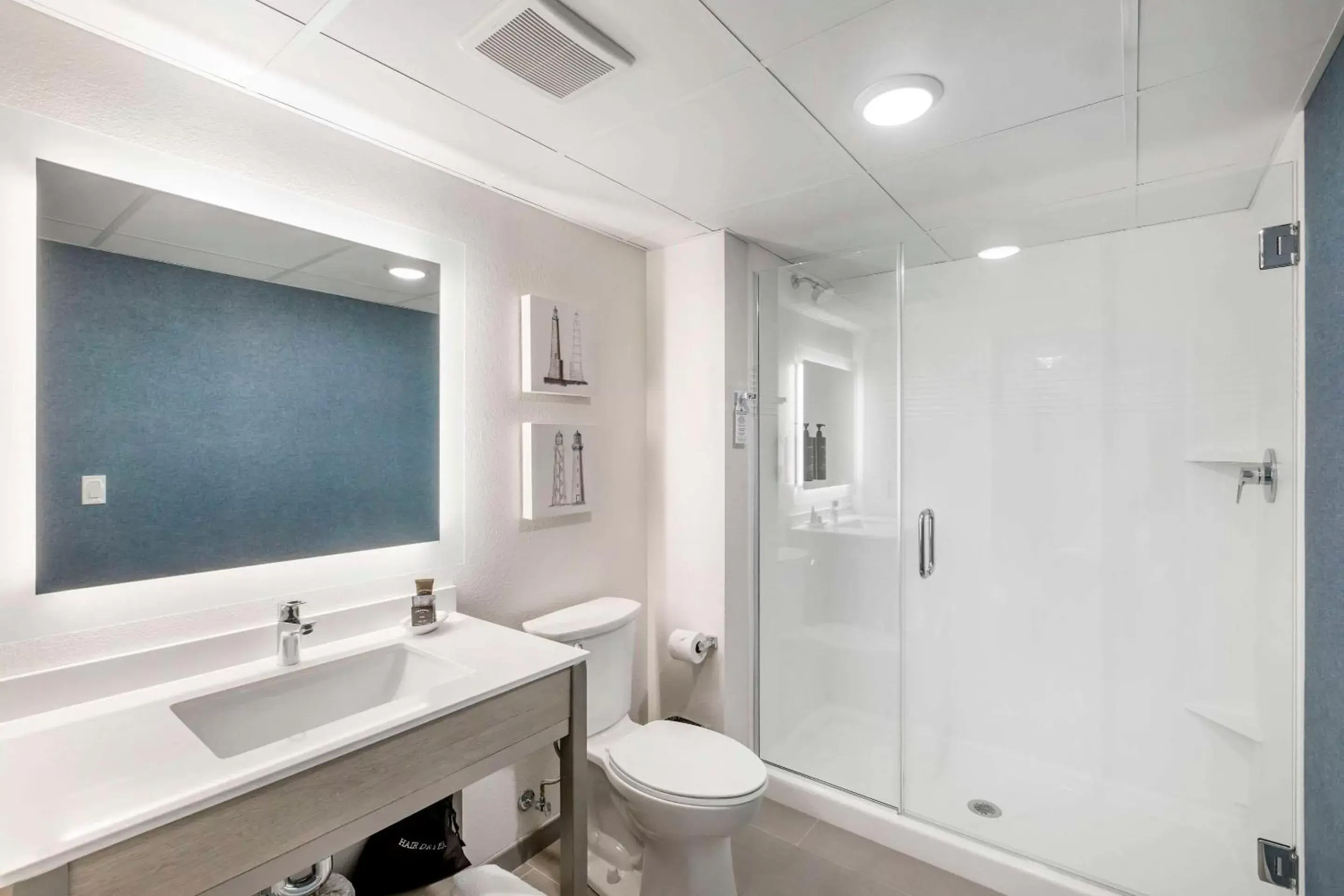 Bedroom, Bathroom in The Harborview, Ascend Hotel Collection