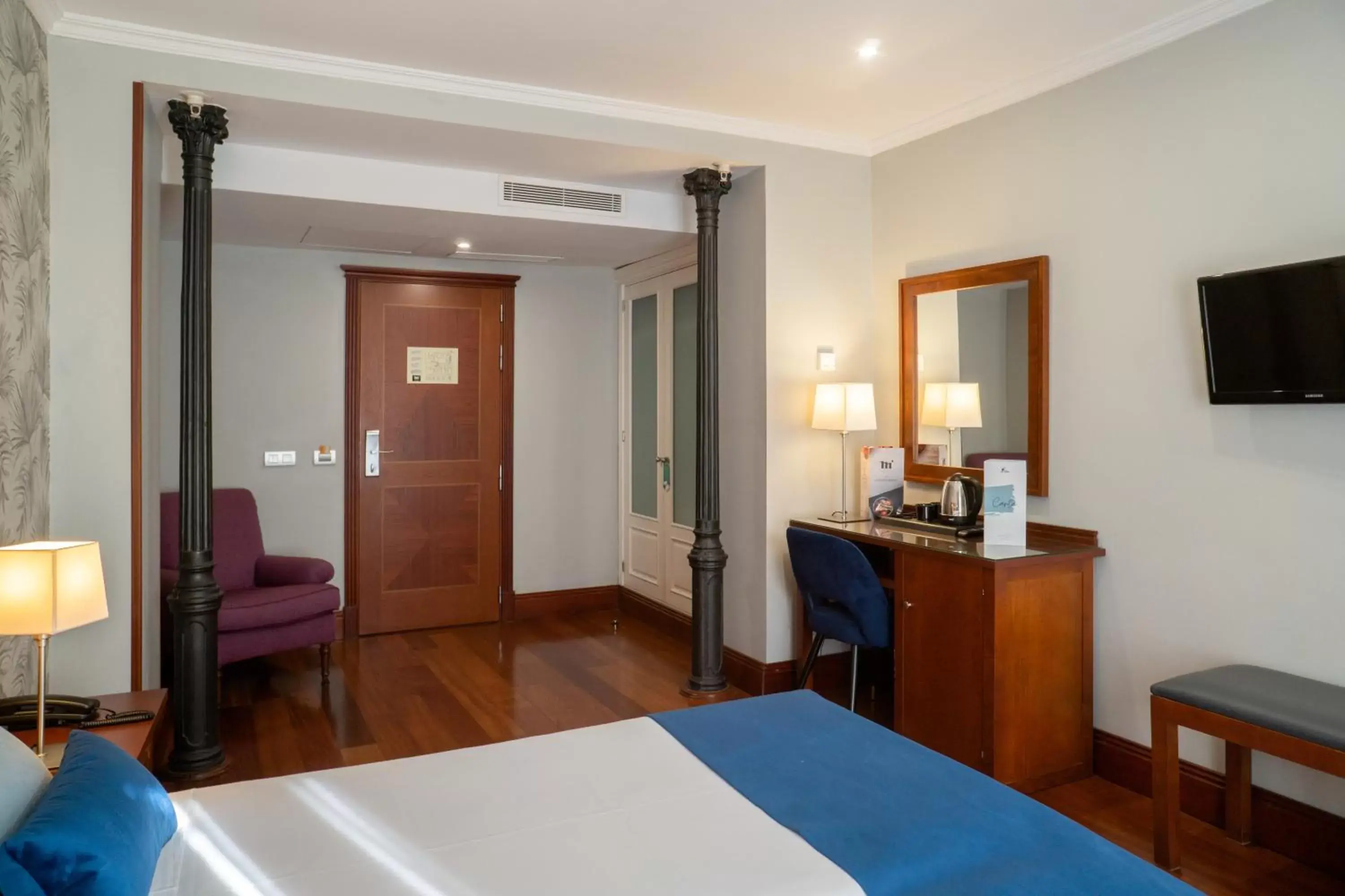 Bedroom, Bed in Hotel Infantas by MIJ