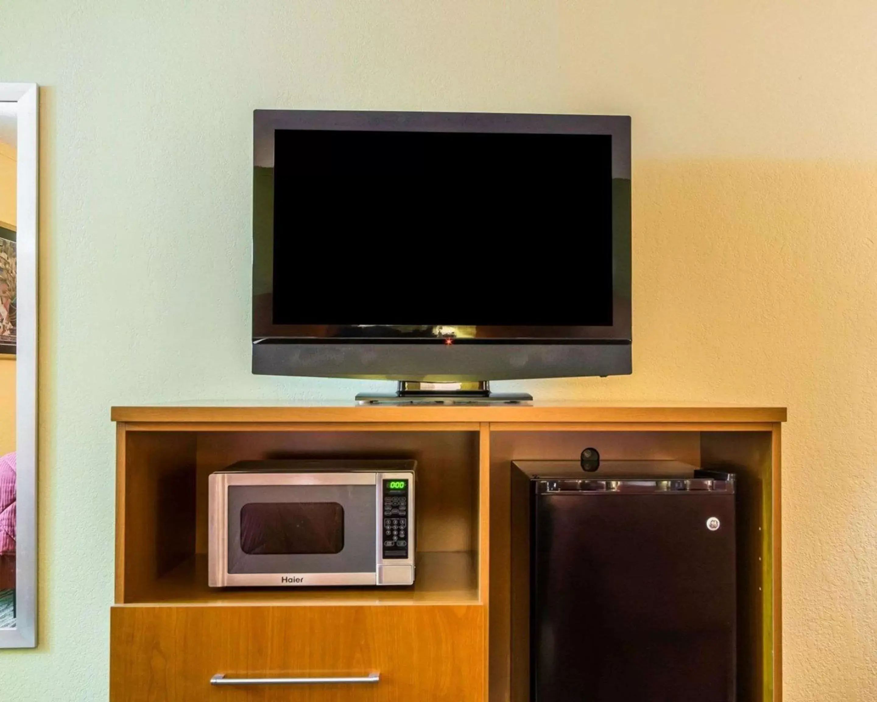 Photo of the whole room, TV/Entertainment Center in Econo Lodge Franklin