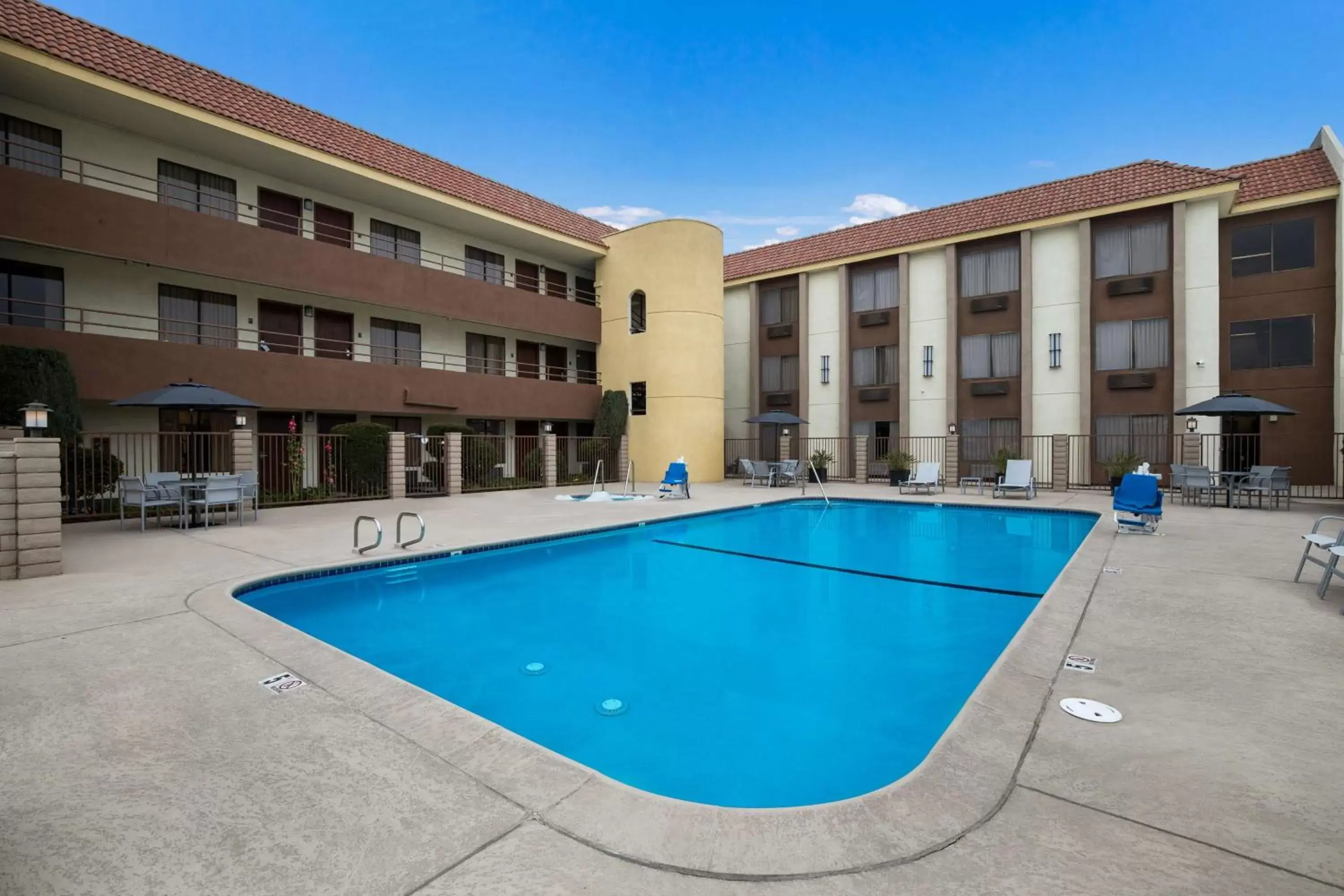 Pool view, Swimming Pool in Best Western Norwalk Inn