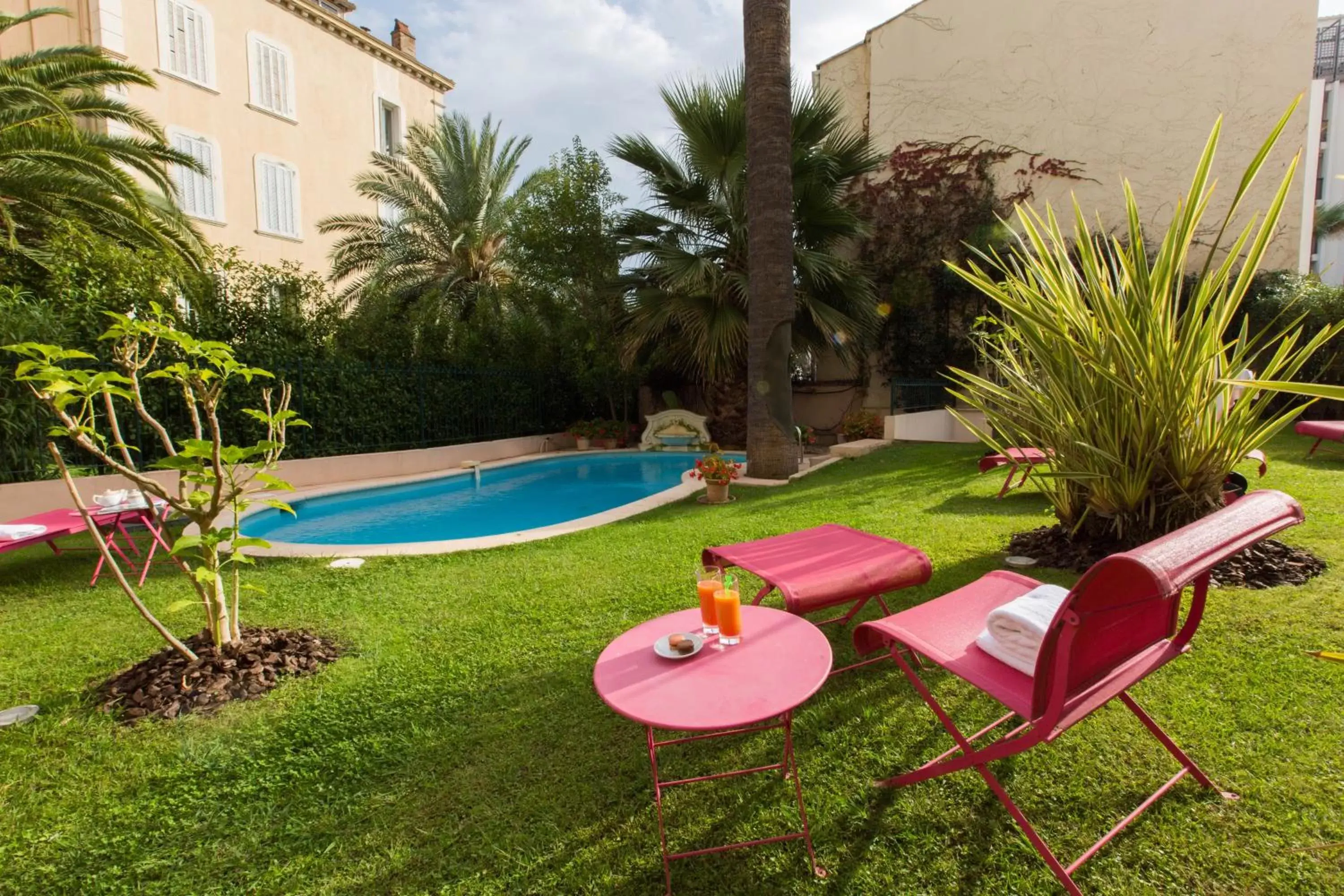 Garden, Swimming Pool in Sun Riviera Hotel