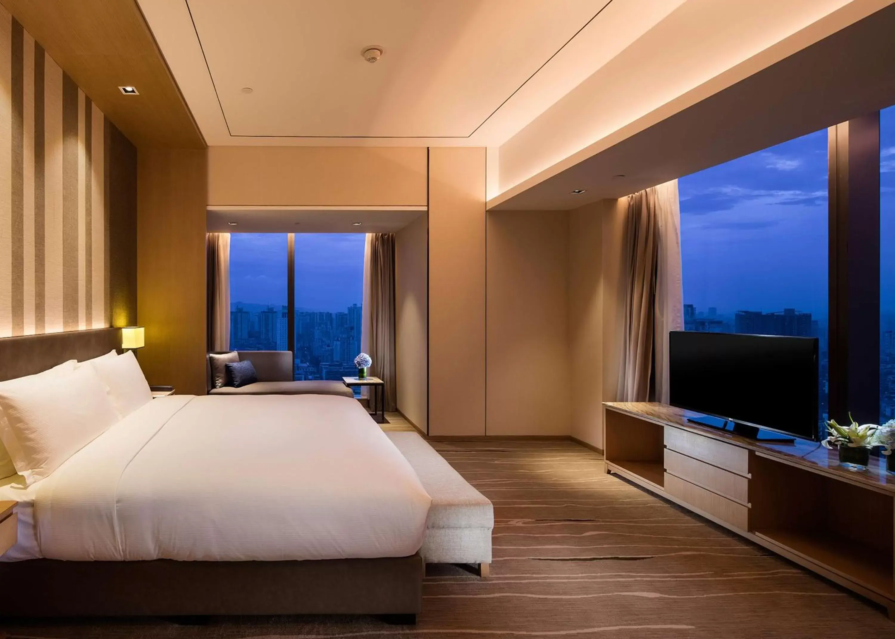 Bedroom, Sunrise/Sunset in DoubleTree by Hilton Chongqing - Nan'an
