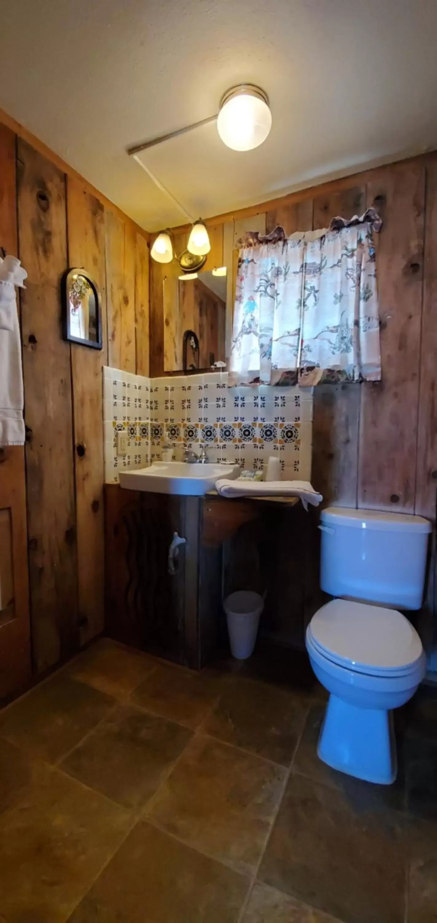 Bathroom in Hikers Cimarron Inn & RV Park