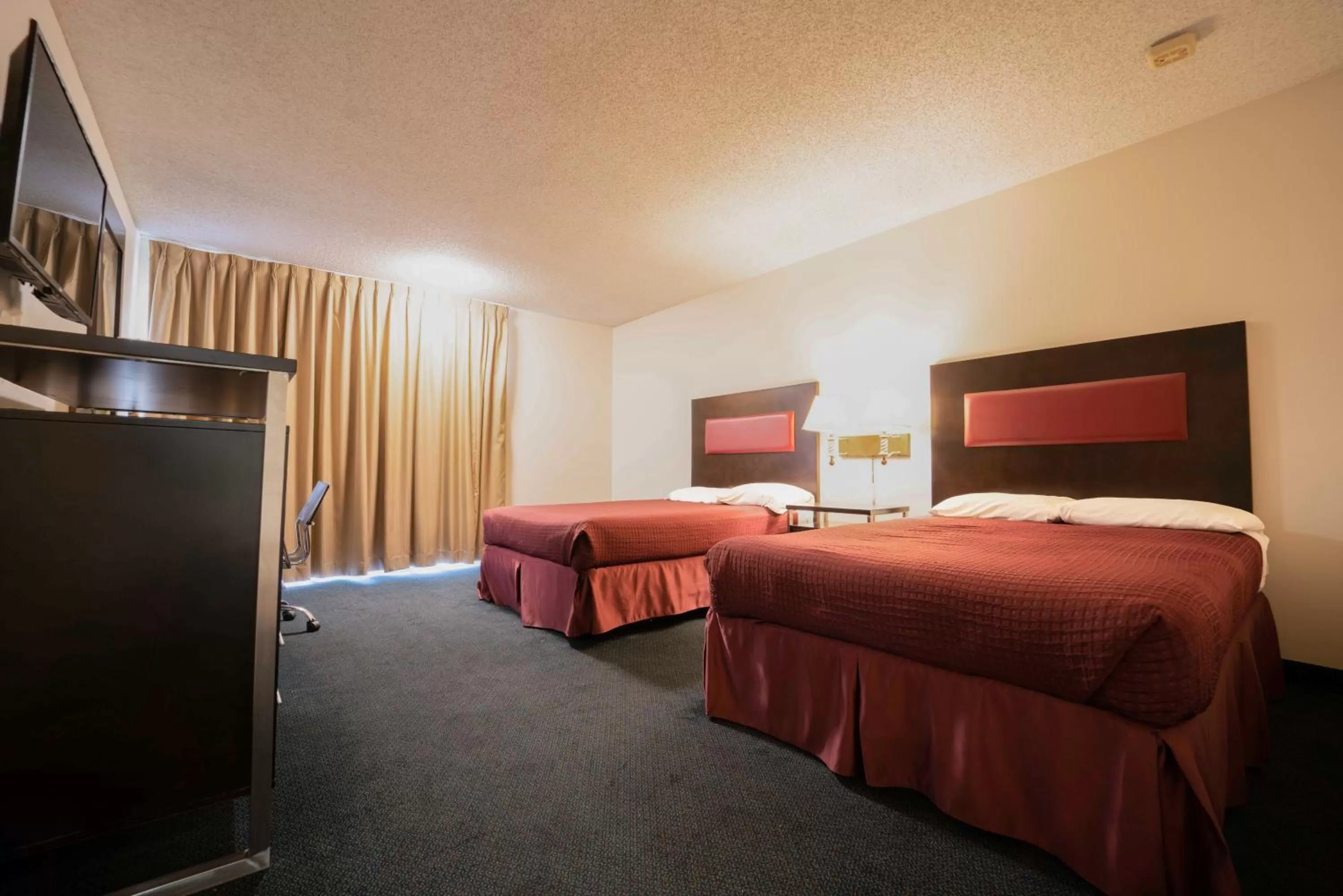 Photo of the whole room, Bed in Royal Plaza Inn