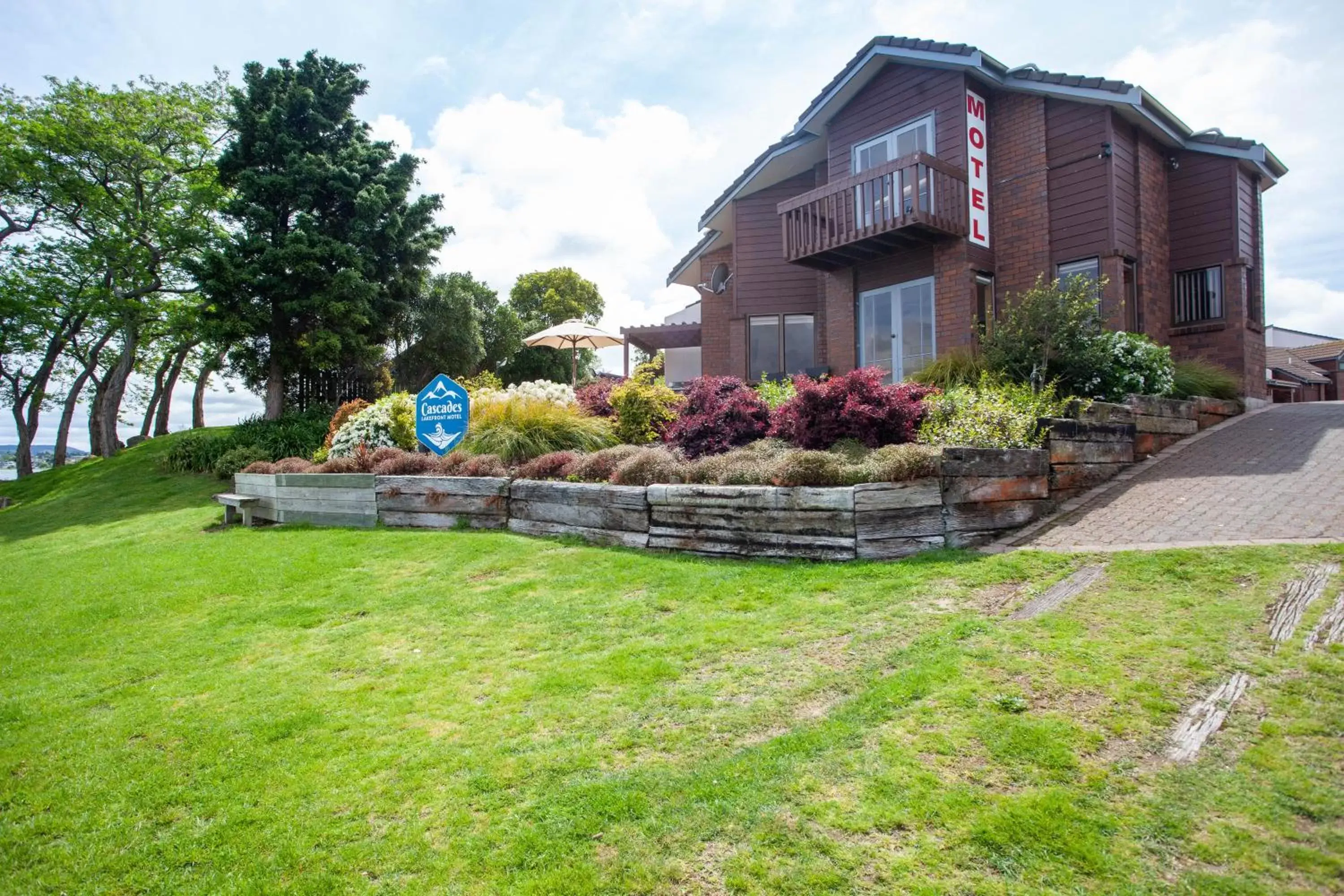 Property Building in Cascades Lakefront Motel