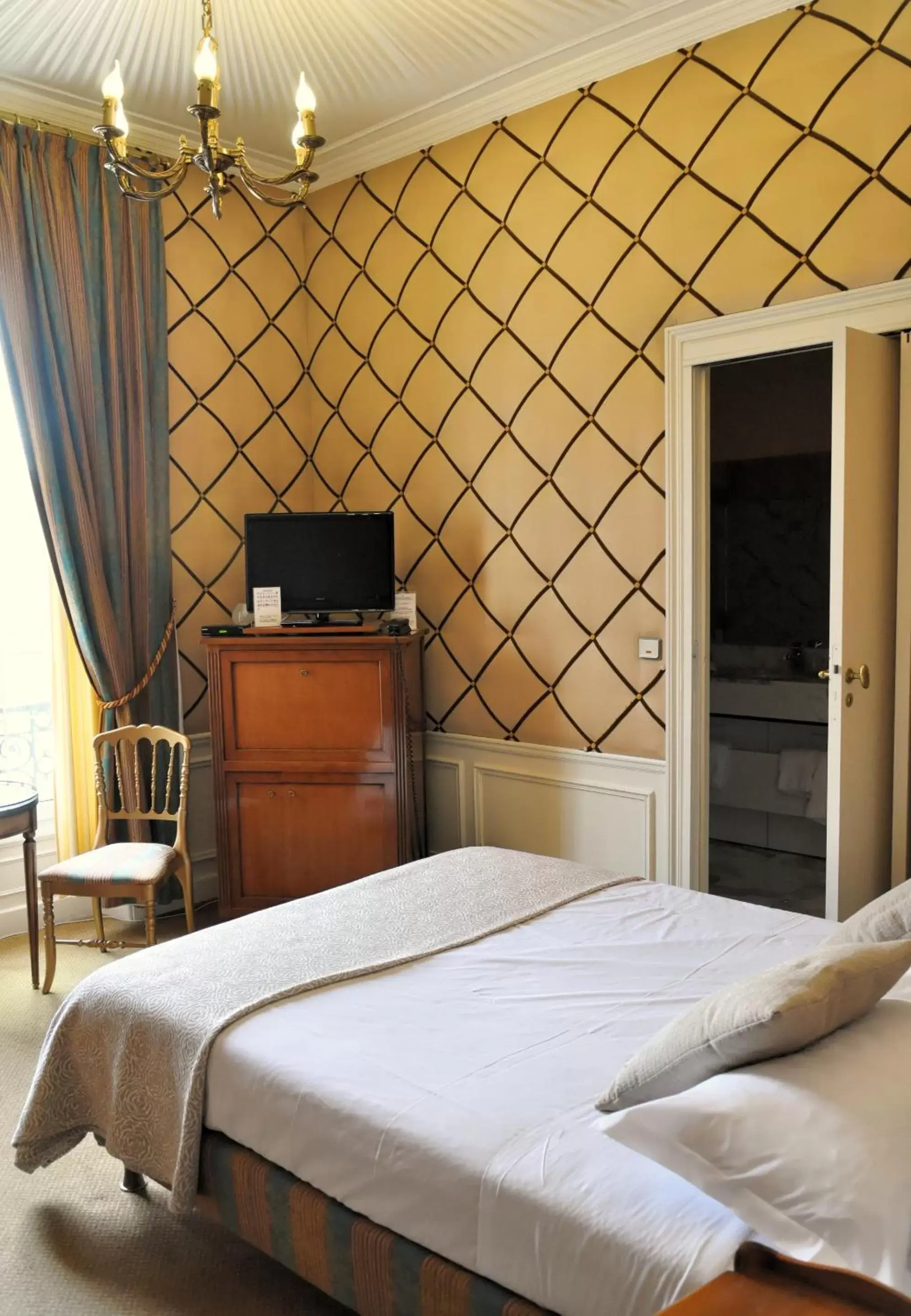 Single Room with Bath - single occupancy in Grand Hôtel Des Templiers