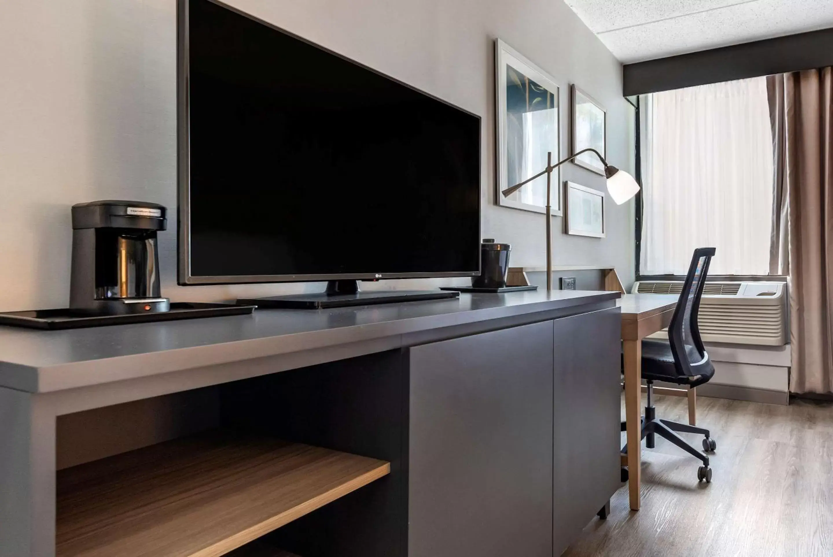 Photo of the whole room, TV/Entertainment Center in Comfort Inn & Suites Syracuse North