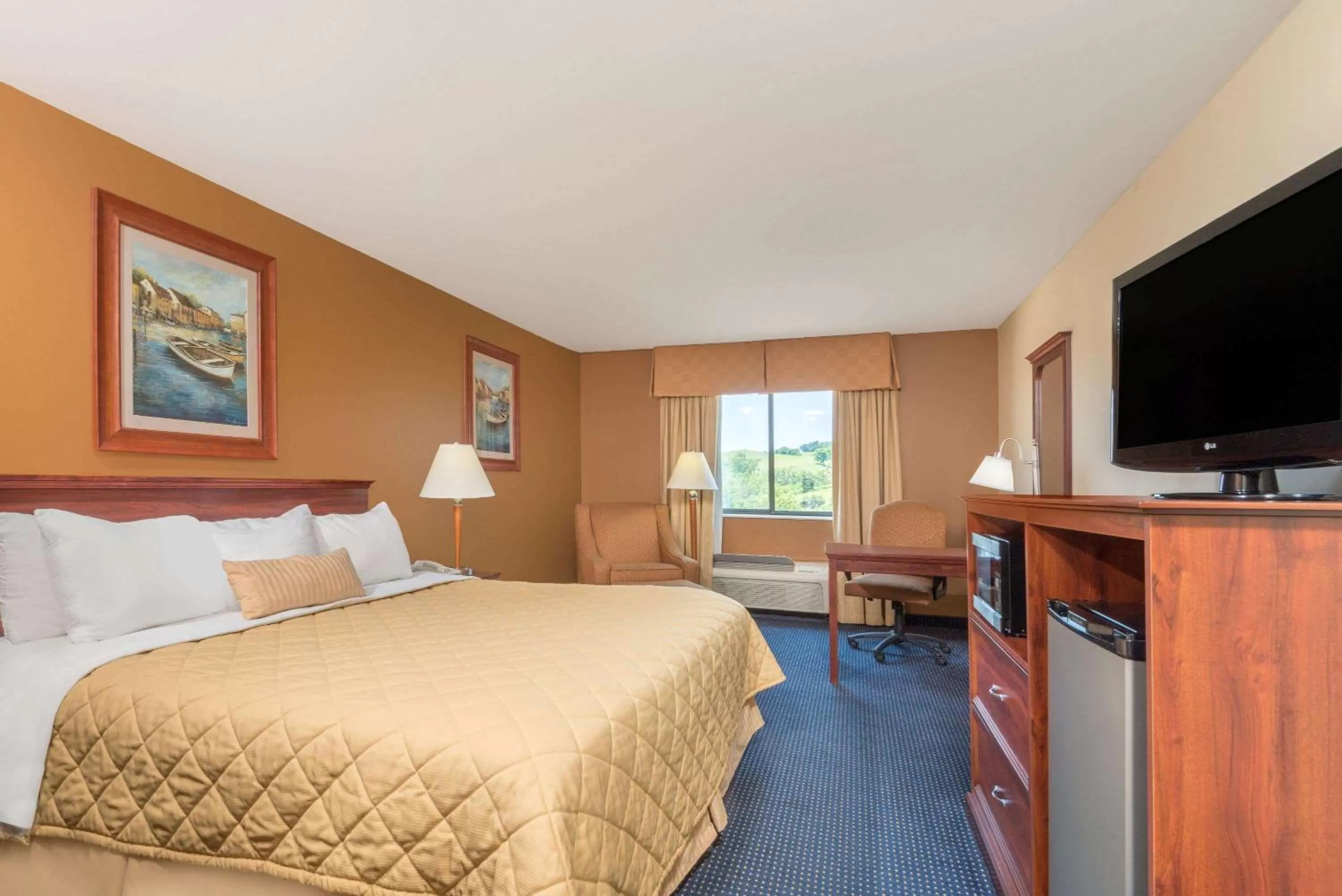 Photo of the whole room, Bed in Ramada by Wyndham Catlettsburg Ashland