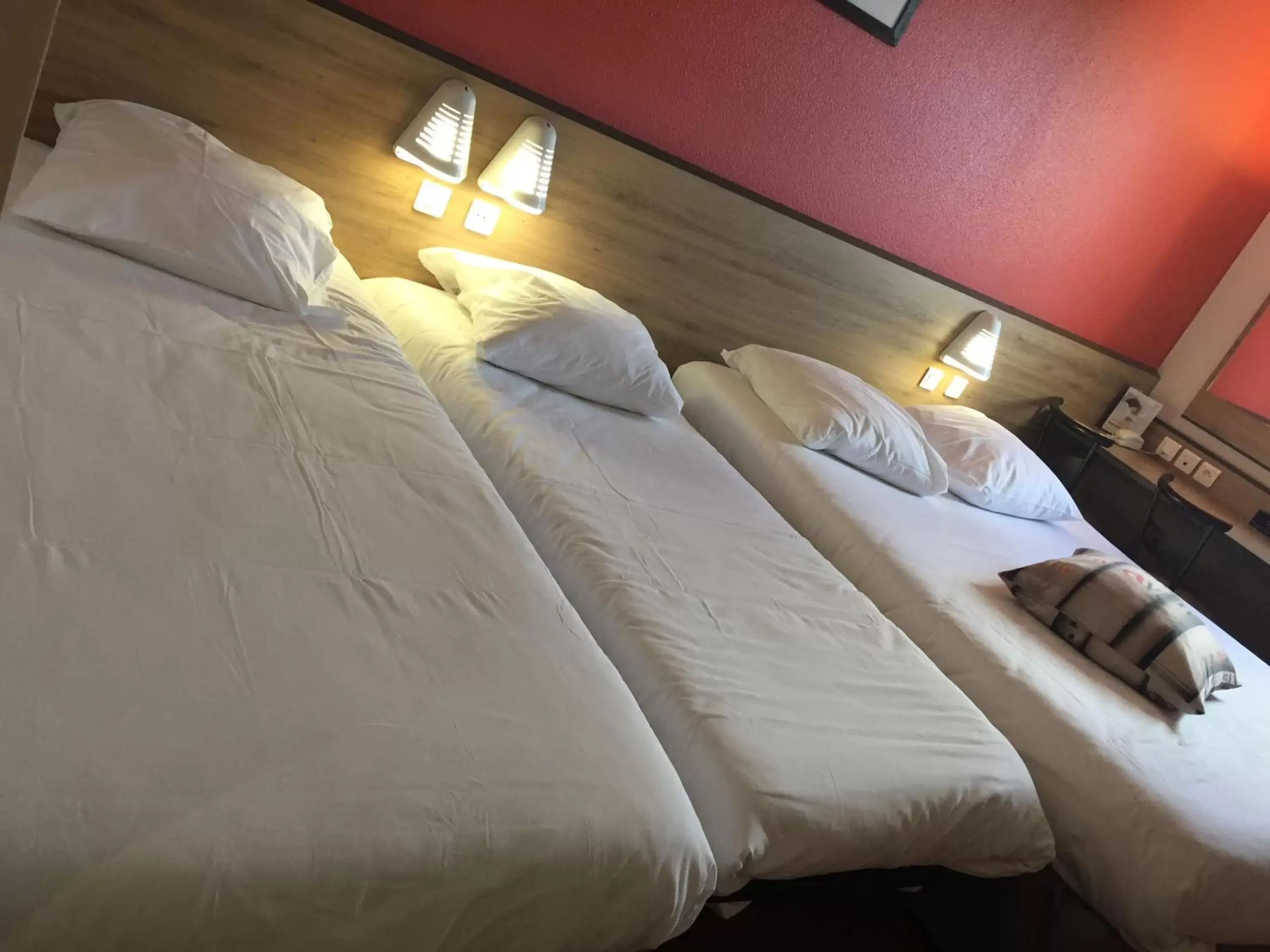 Photo of the whole room, Bed in Ace Hôtel Clermont Ferrand La Pardieu