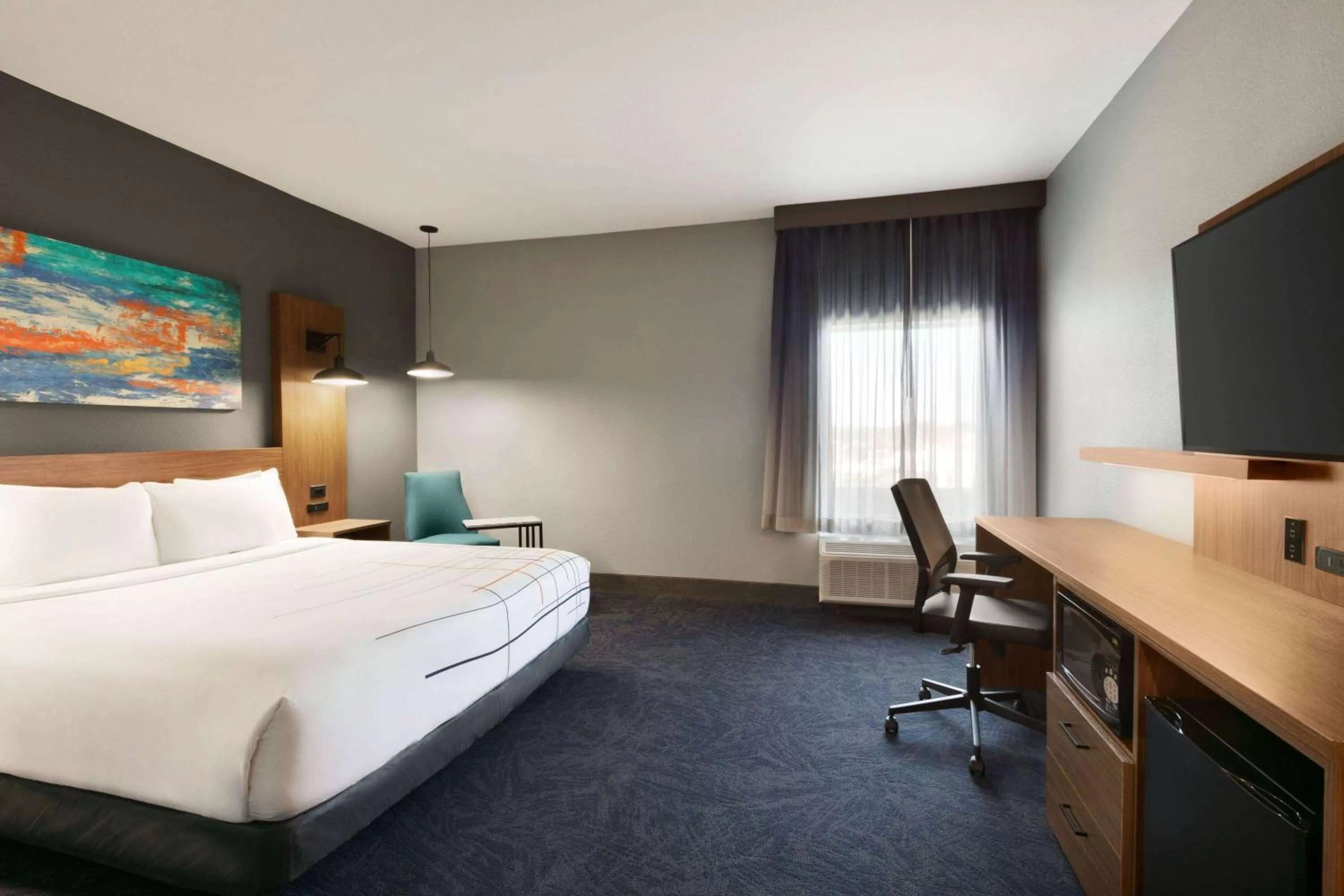 Photo of the whole room, Bed in La Quinta Inn & Suites by Wyndham College Station North