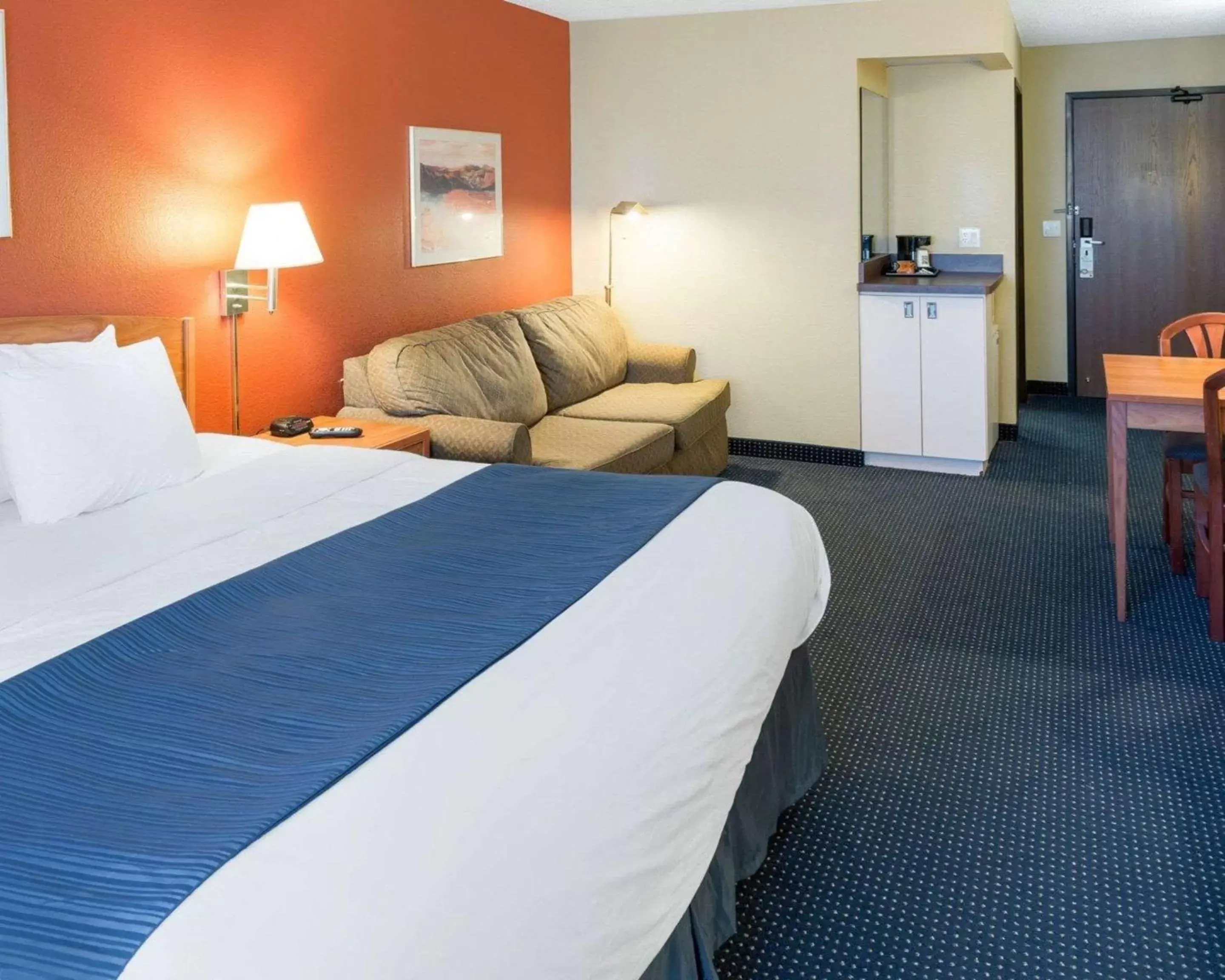 Photo of the whole room, Bed in Quality Inn Lakeville