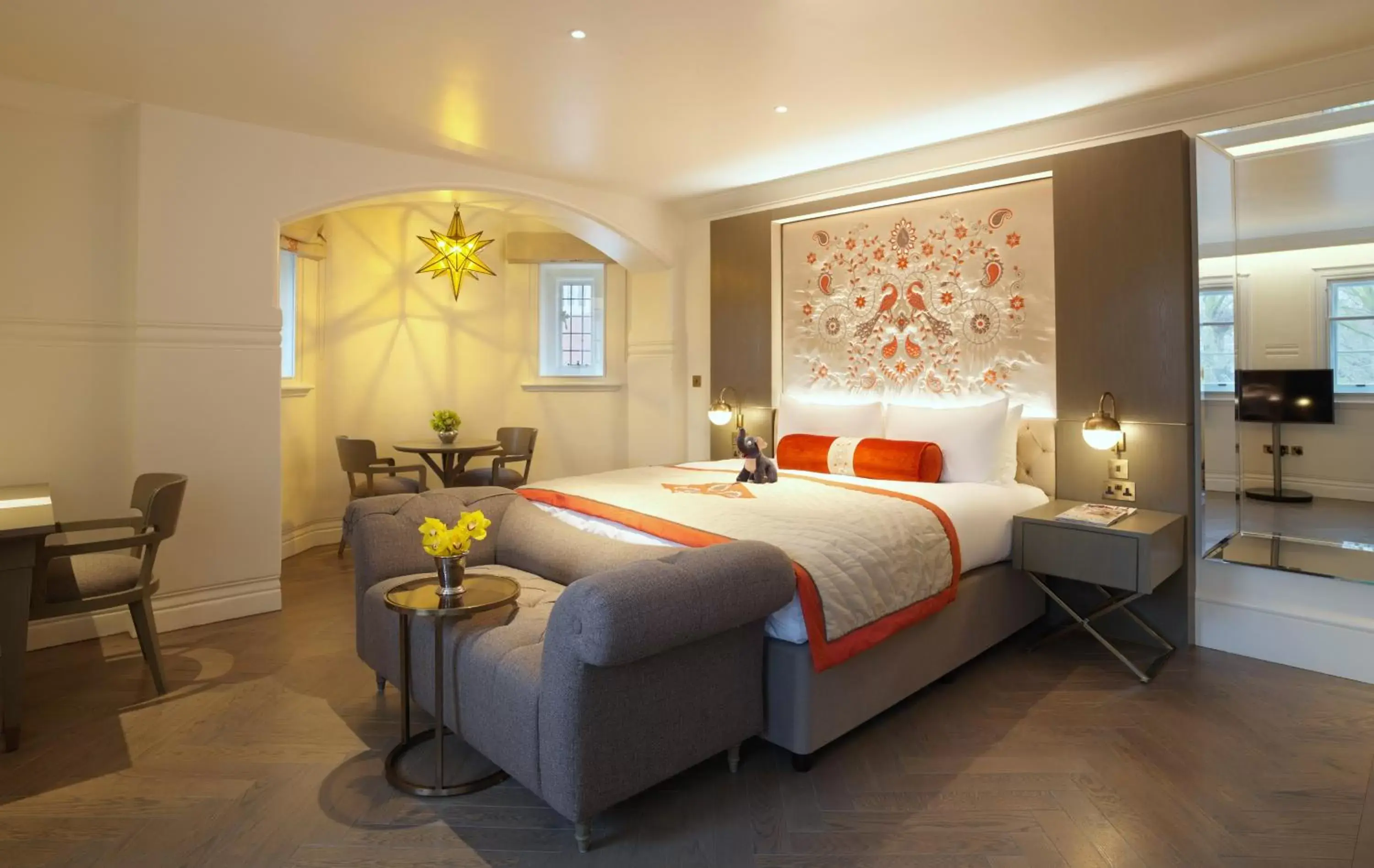 Photo of the whole room, Bed in The LaLit London