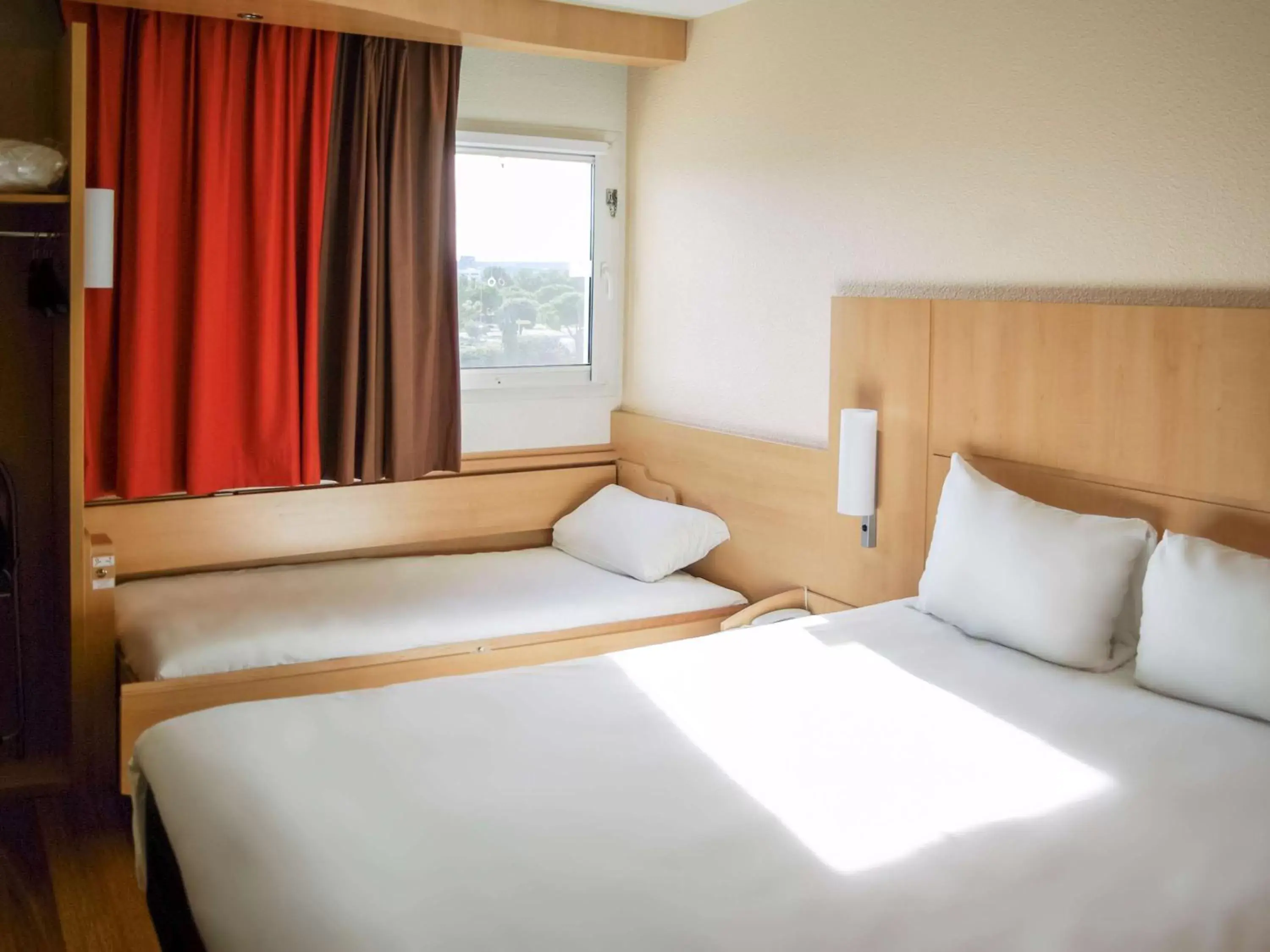 Photo of the whole room, Bed in ibis Bayonne Centre