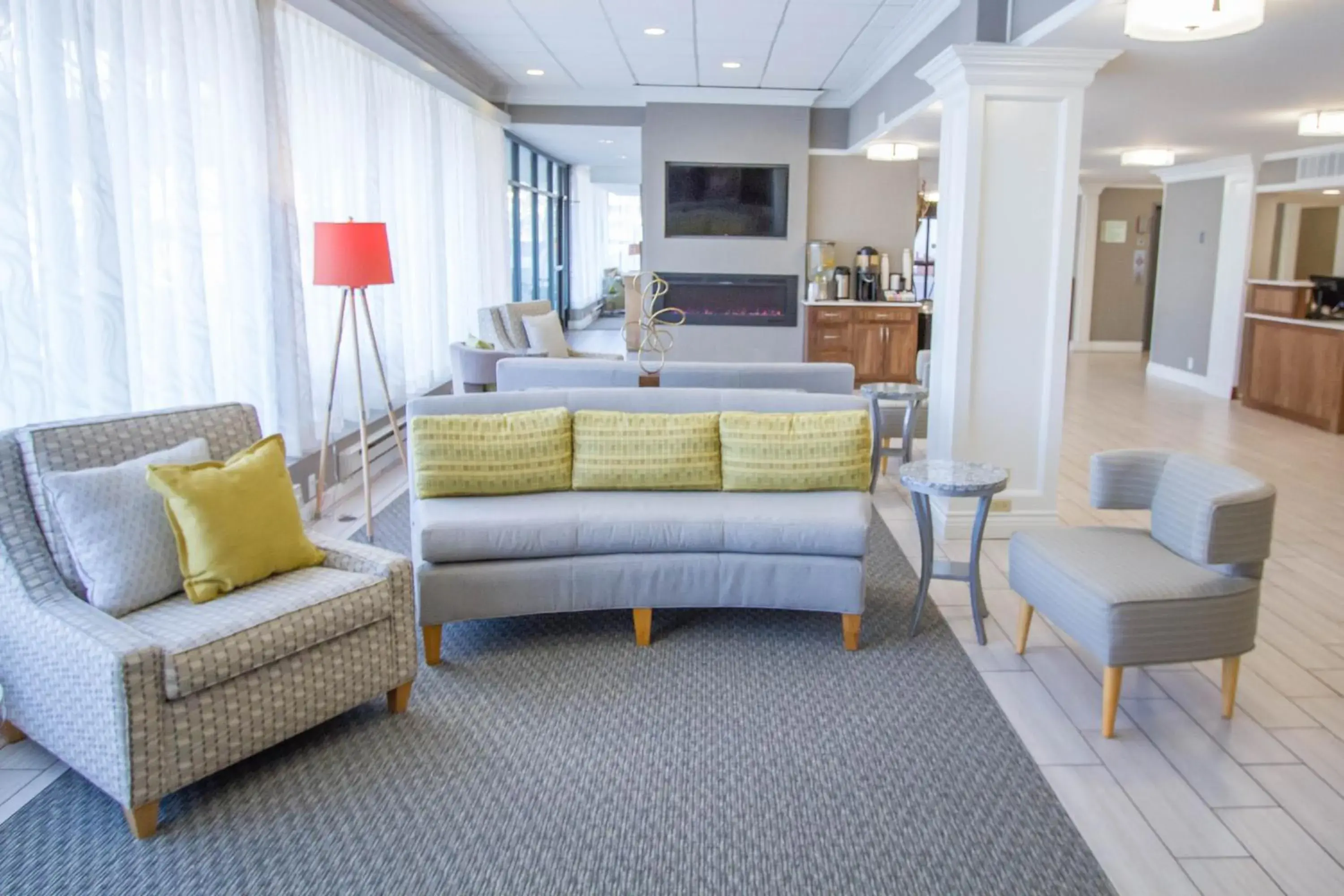 Property building, Seating Area in Holiday Inn Bloomington Airport South- Mall Area