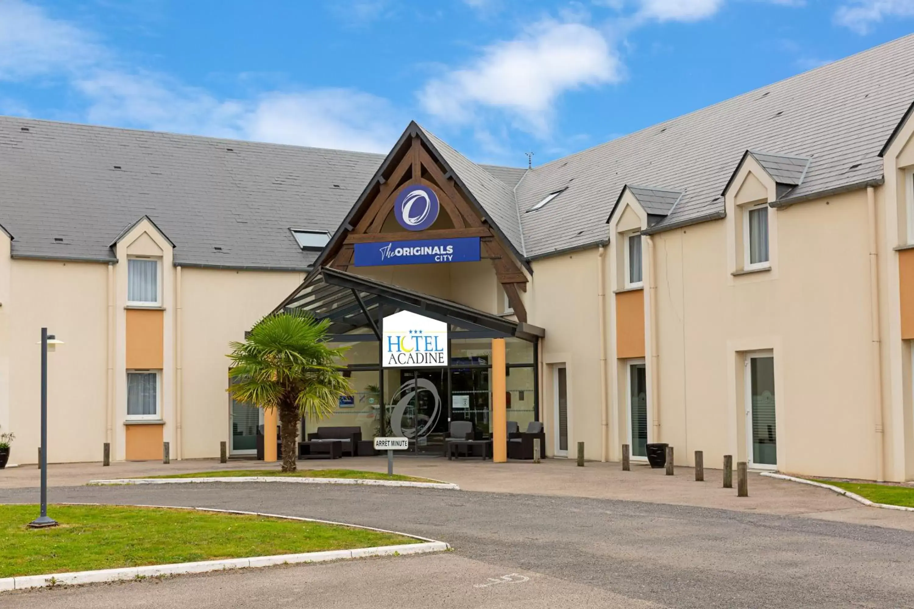 Facade/entrance, Property Building in The Originals City, Hôtel Acadine, Le Neubourg (Inter-Hotel)