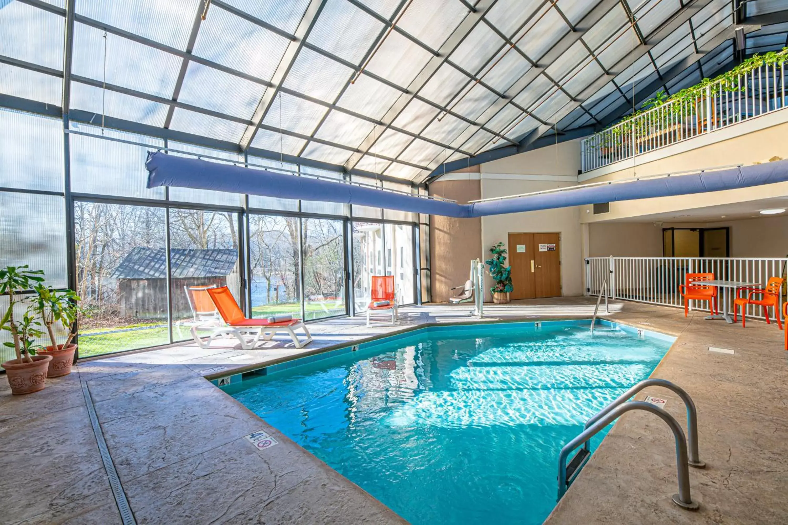 Pool view, Swimming Pool in River Bend Inn - Pigeon Forge