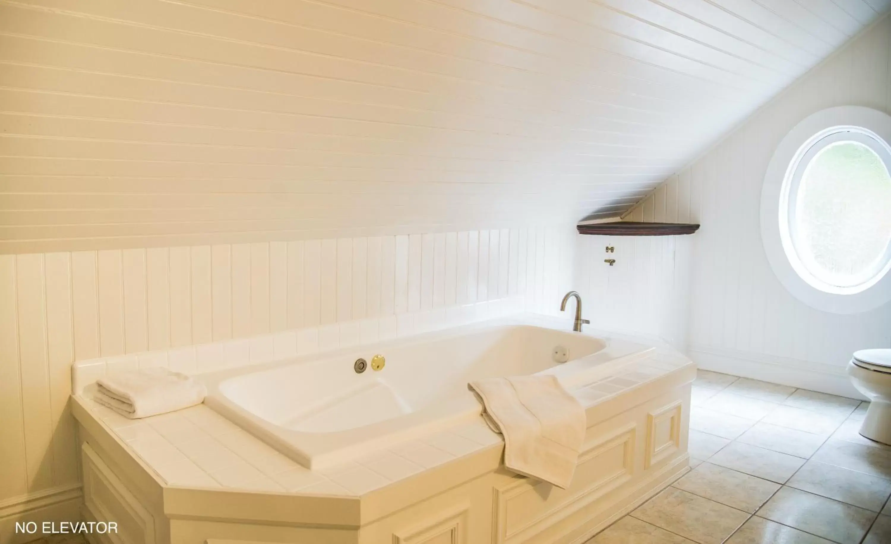 Bath, Bathroom in Cedar Gables Inn