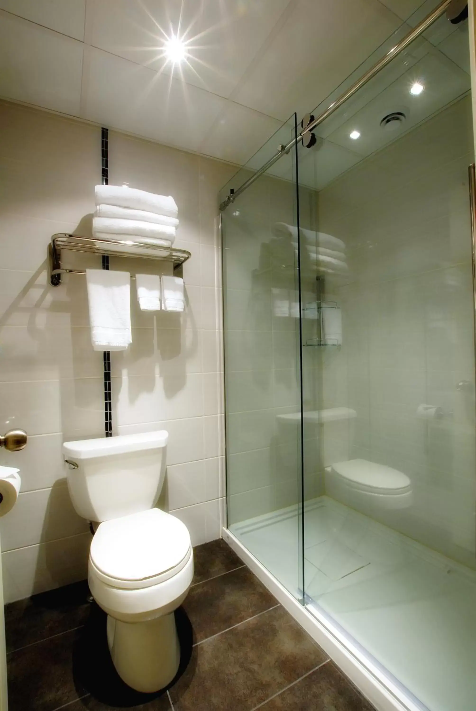 Bathroom in Hotel & Suites Le Dauphin Drummondville