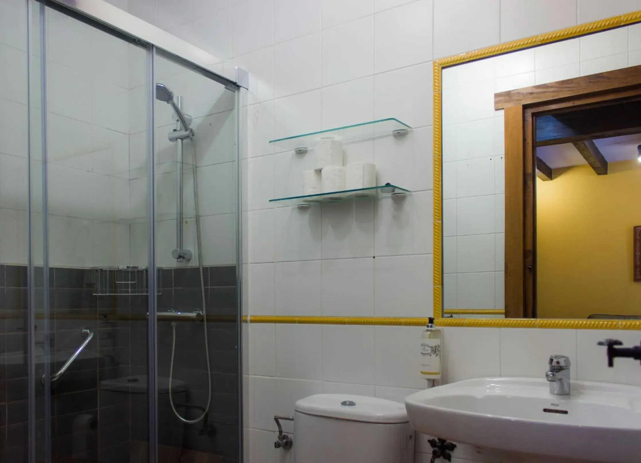 Bathroom in Viviendas Rurales El Covaju
