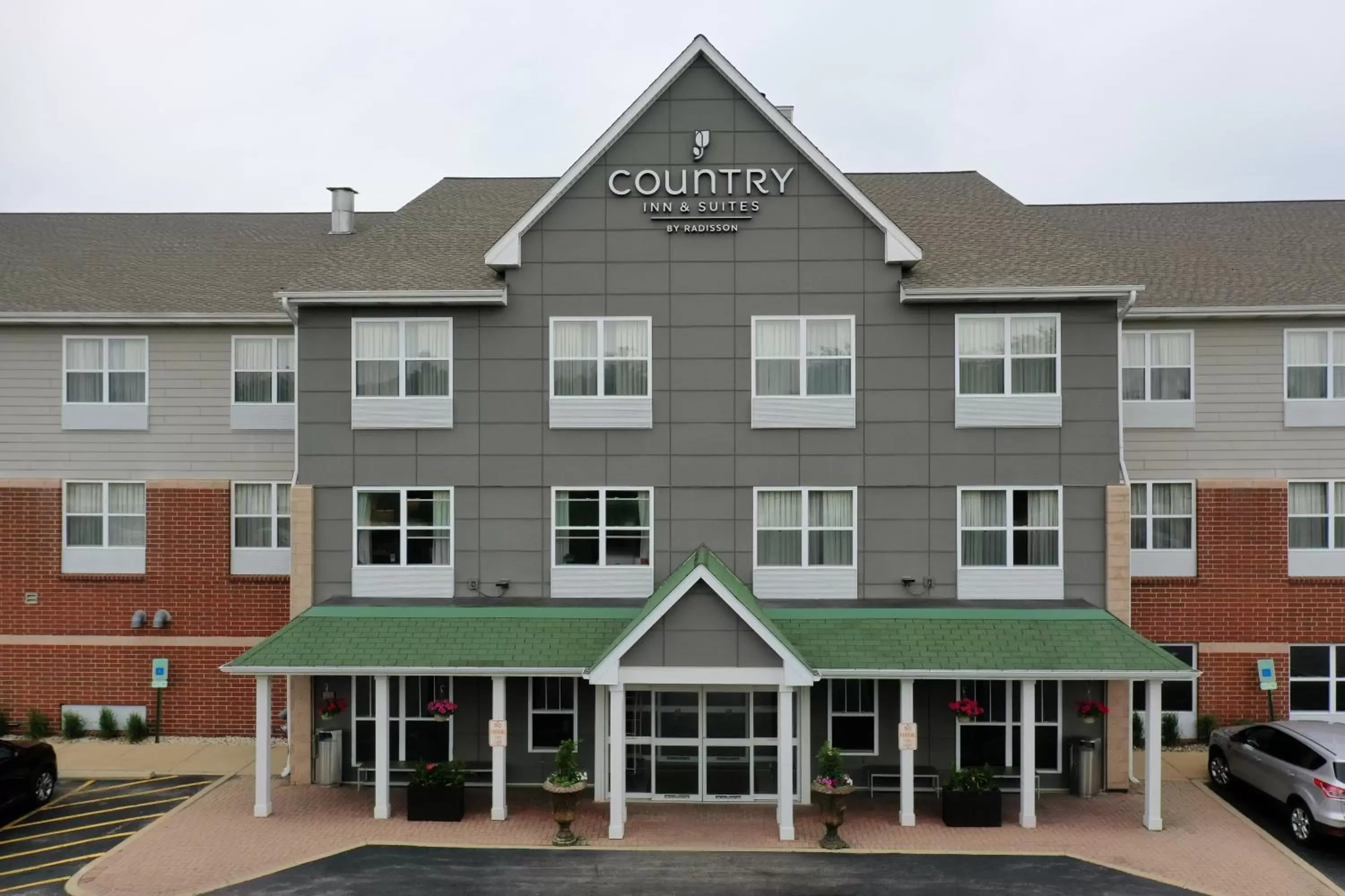 Property building in Country Inn & Suites by Radisson, Crystal Lake, IL Property building in Country Inn & Suites by Radisson, Crystal Lake, IL