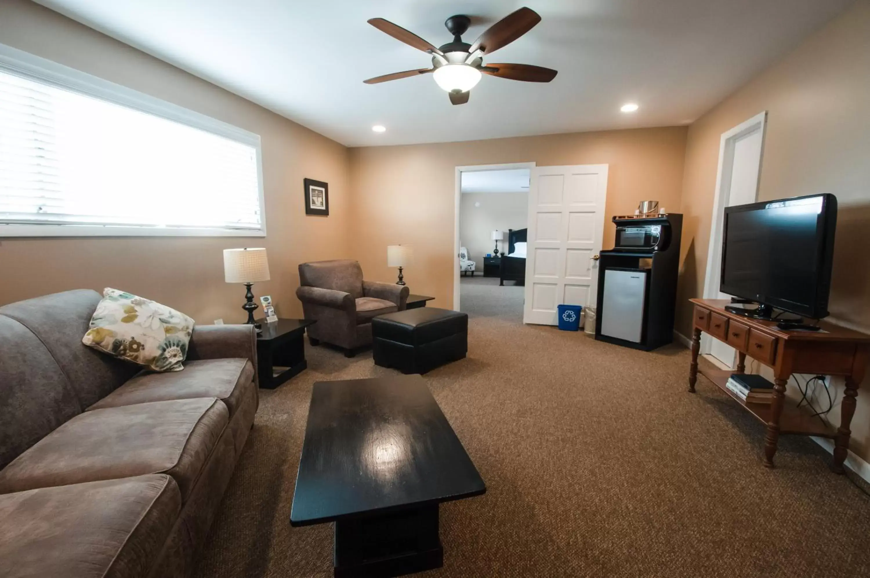 Living room, Seating Area in East Shore Lodging