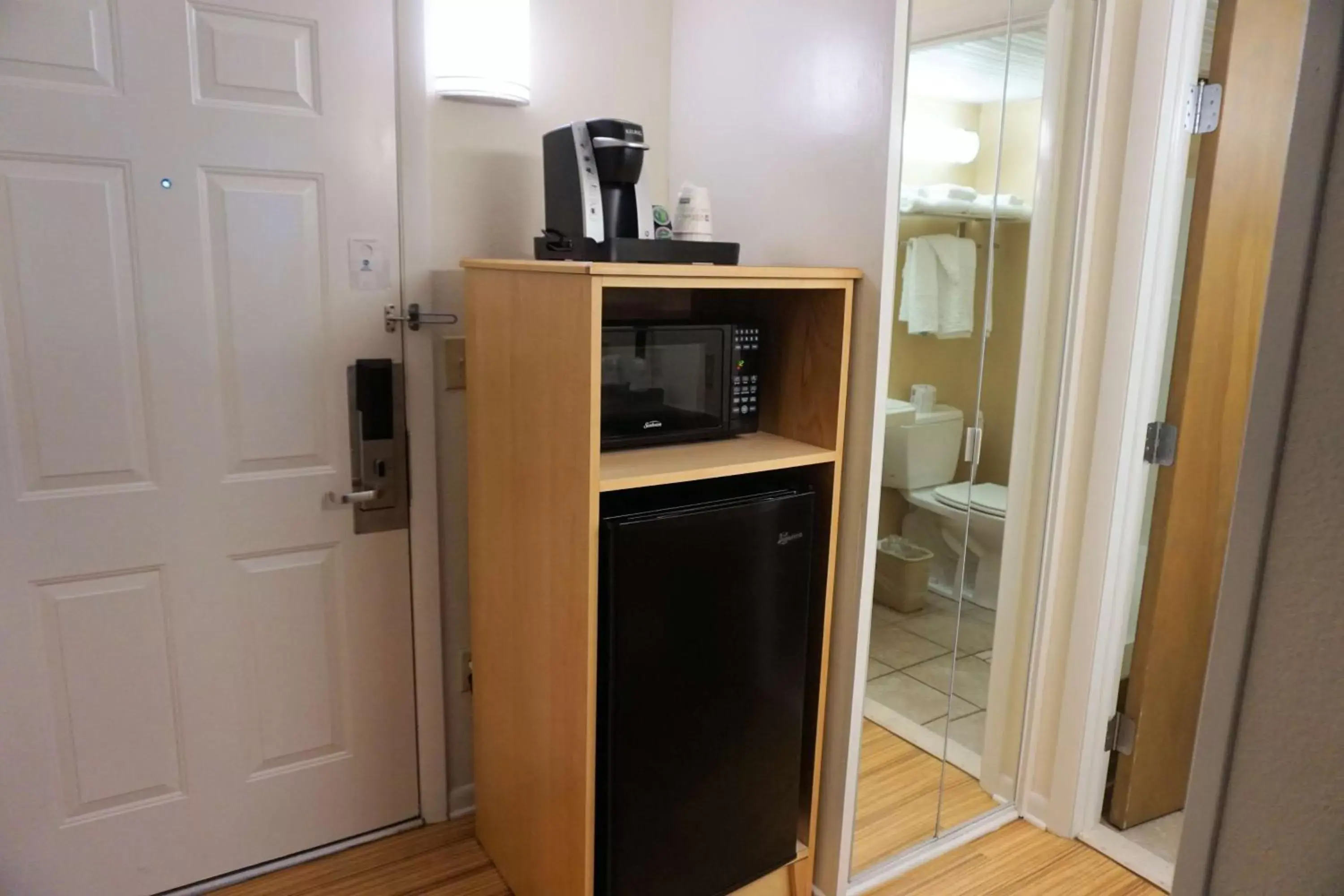 Bedroom, Kitchen/Kitchenette in Best Western Chincoteague Island