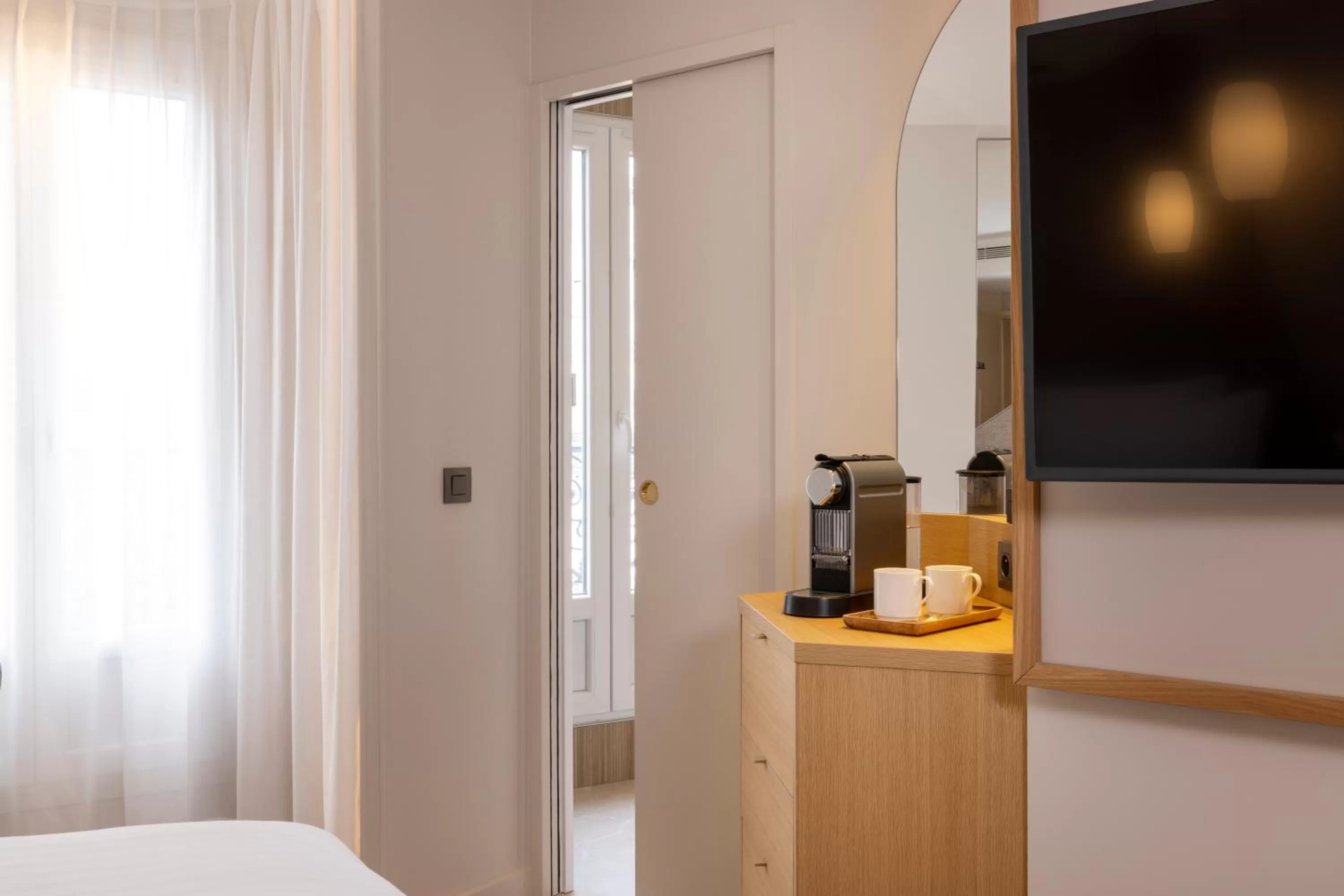 Bedroom, Bed in Hôtel Beige