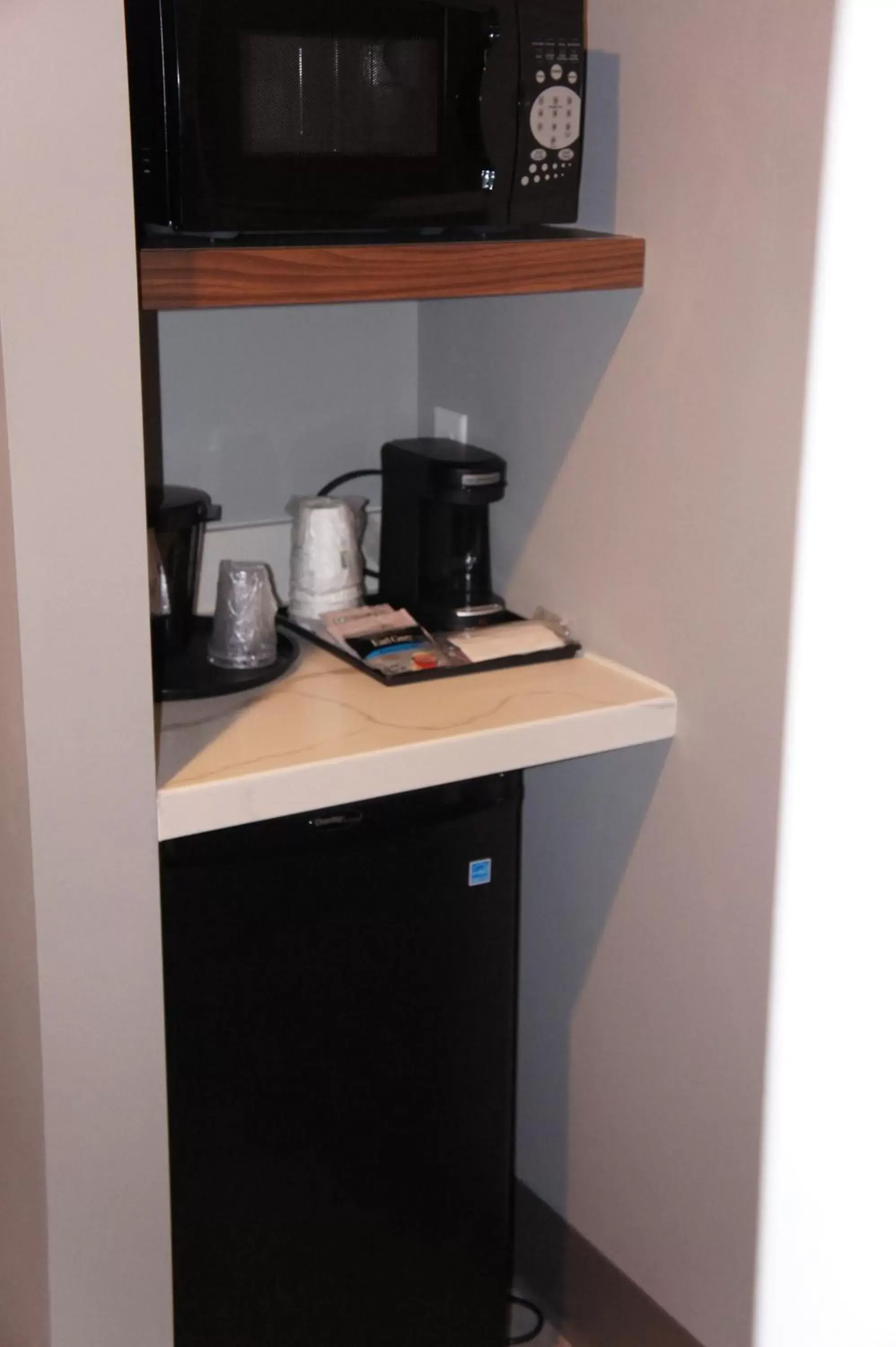 Coffee/tea facilities, Kitchen/Kitchenette in La Quinta Inn & Suites by Wyndham Oxford