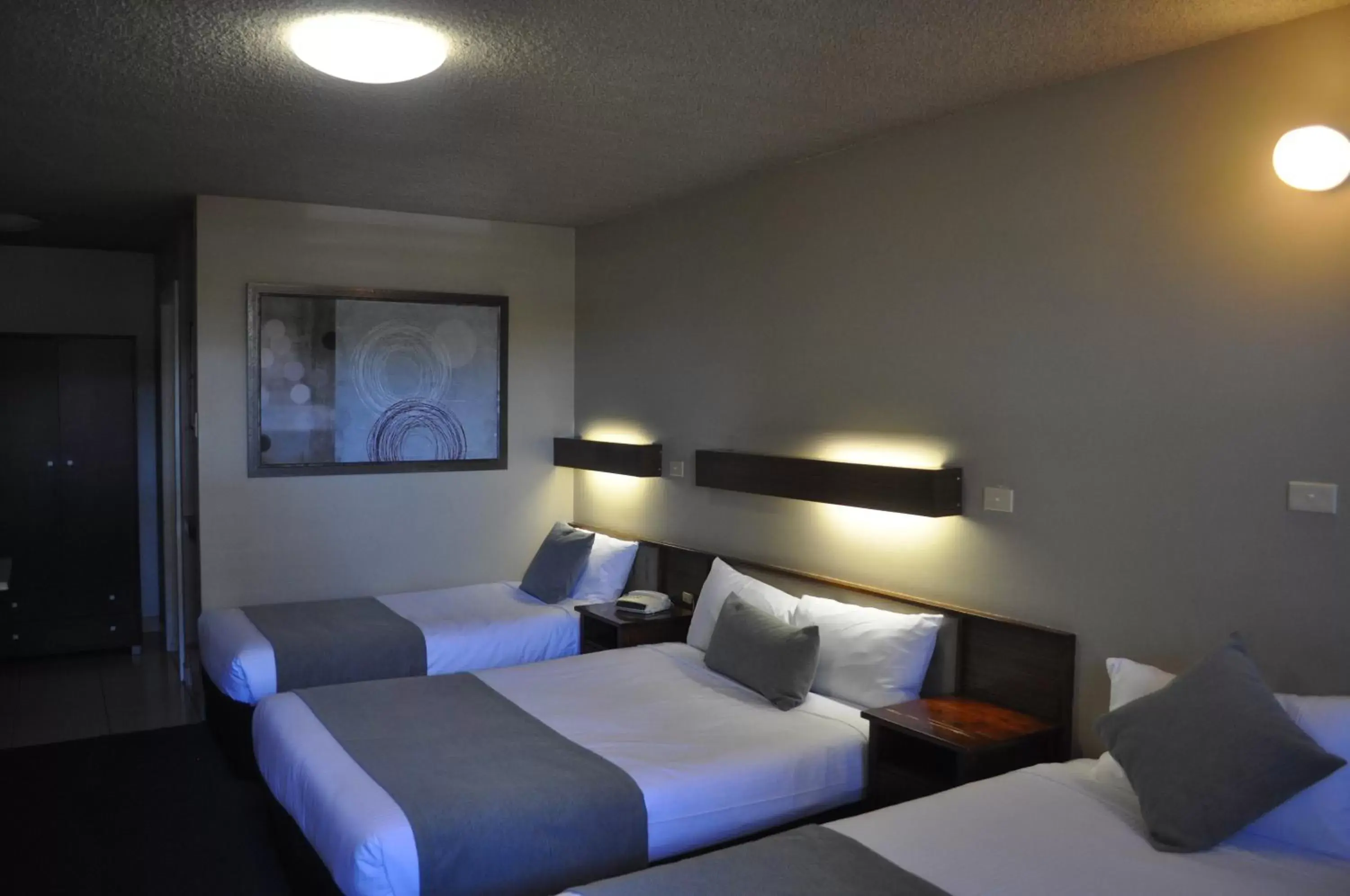 Photo of the whole room, Bed in In Town Motor Inn